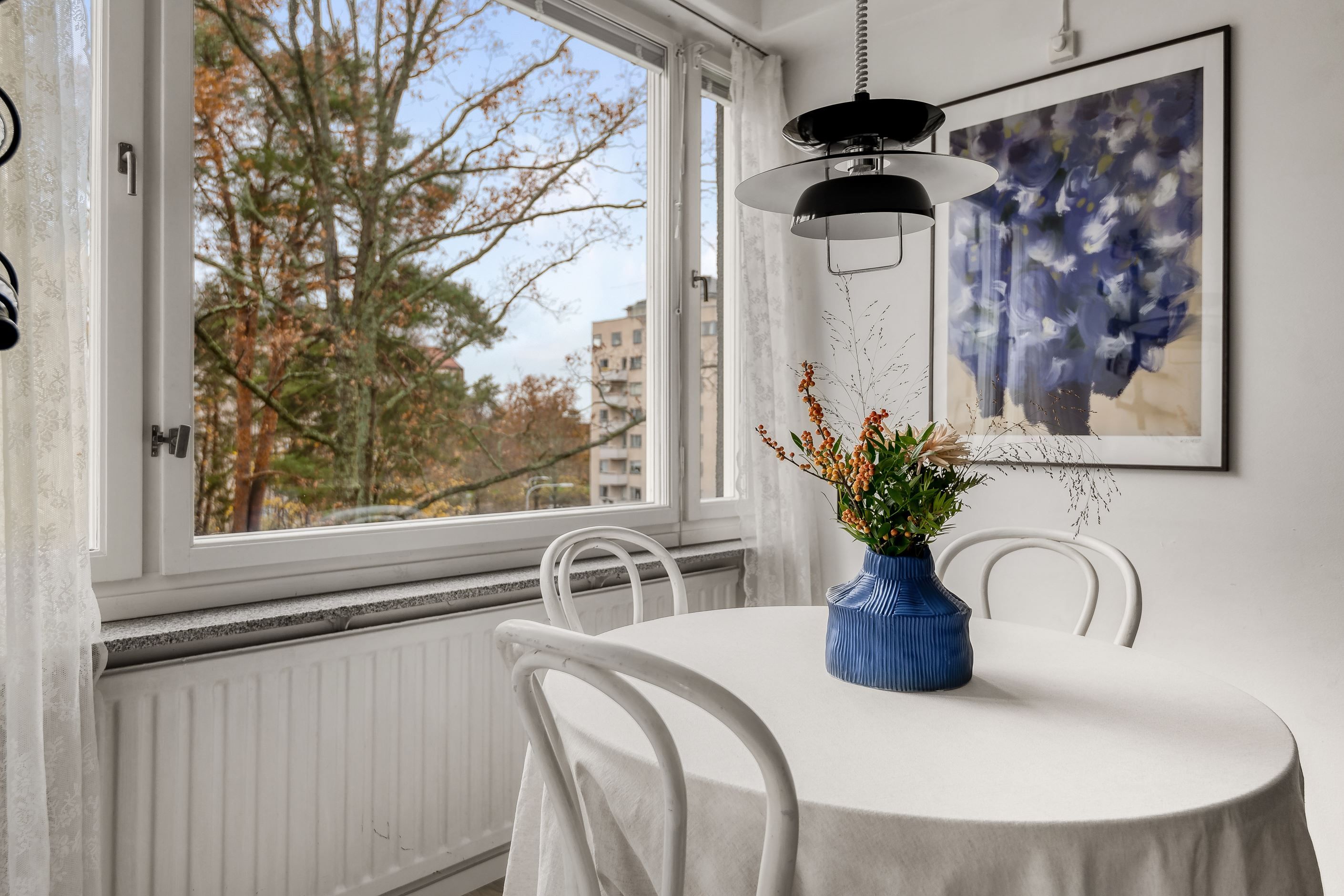 Rofylld utsikt från köket mot parken bakom huset