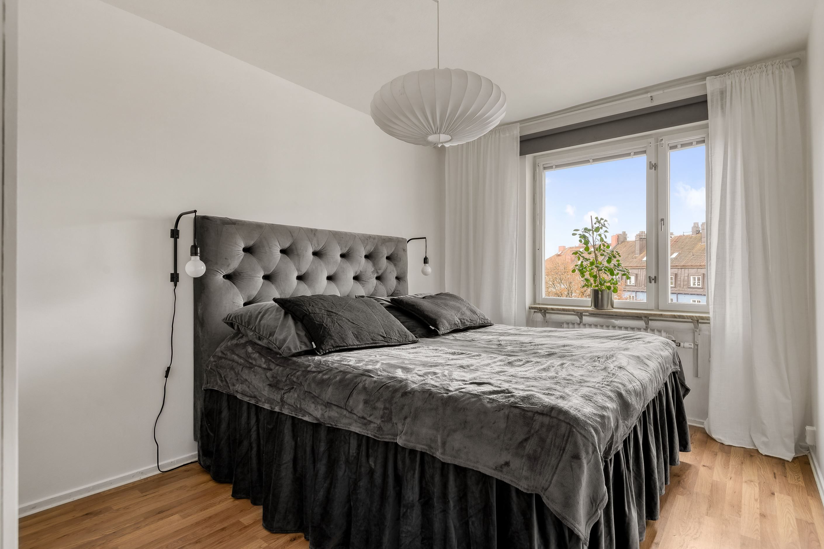 Rymligt föräldrasovrum med högt och fritt läge