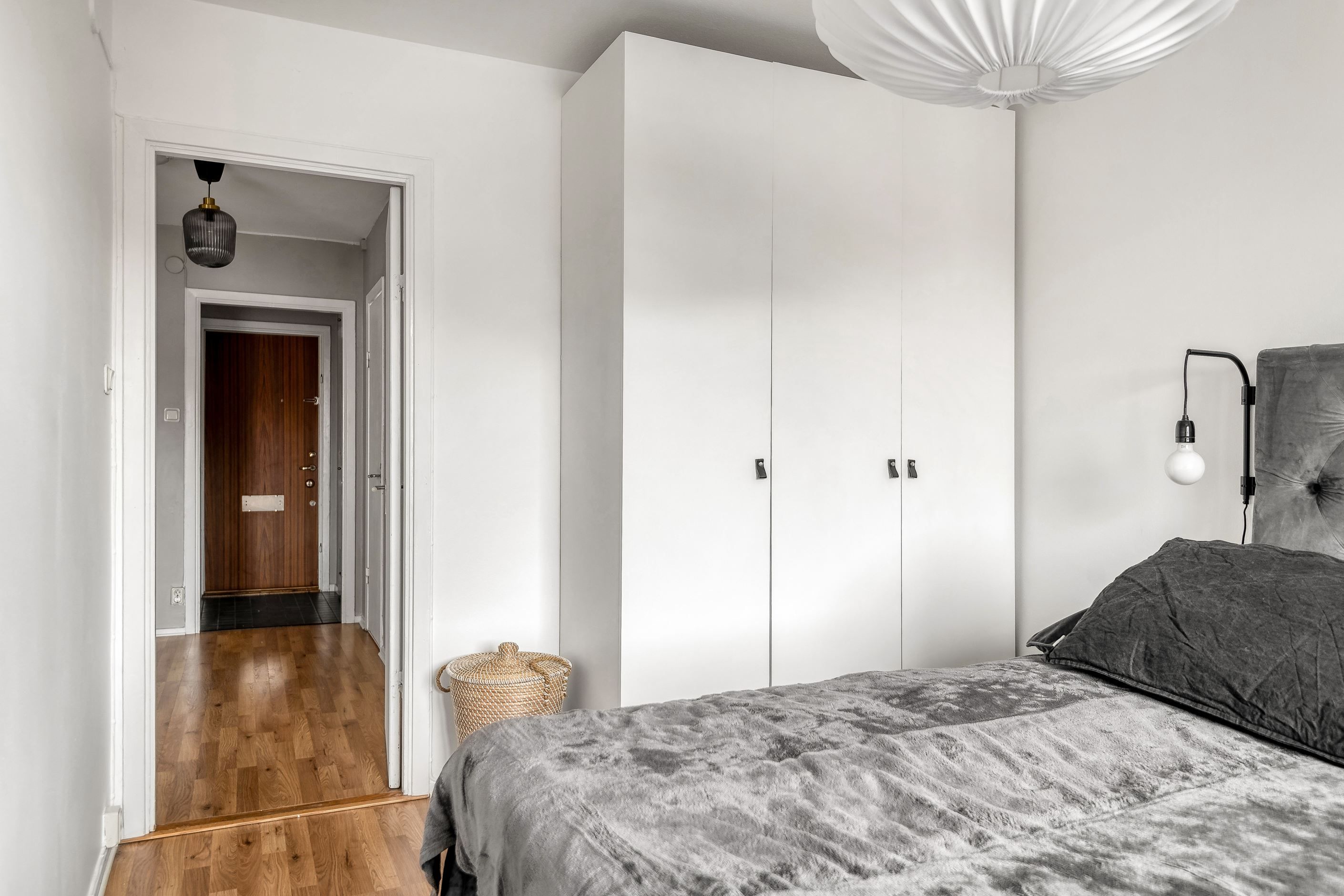 Bred garderob i föräldrasovrummet