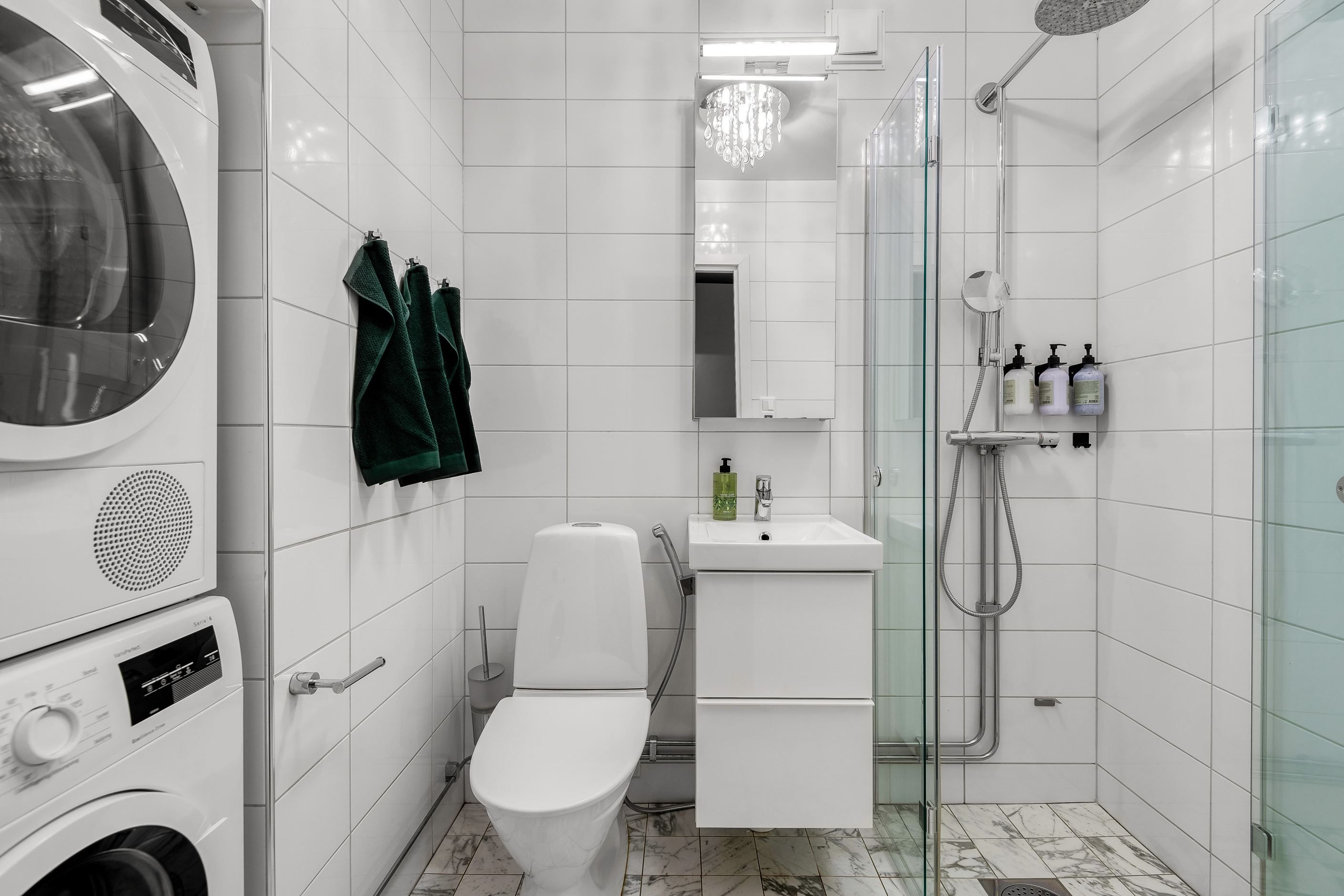 Smakfullt helkaklat badrum från 2022