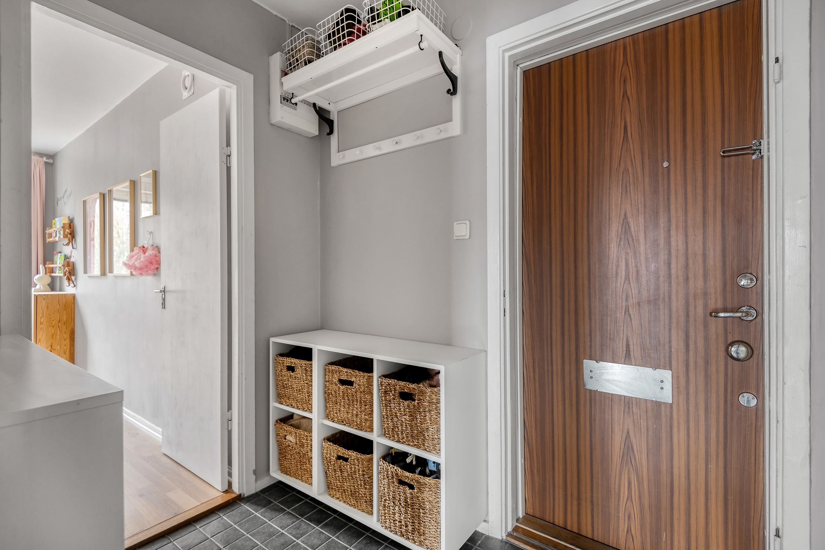 Säkerhetsdörr i hallen dämpar ljud från trapphuset