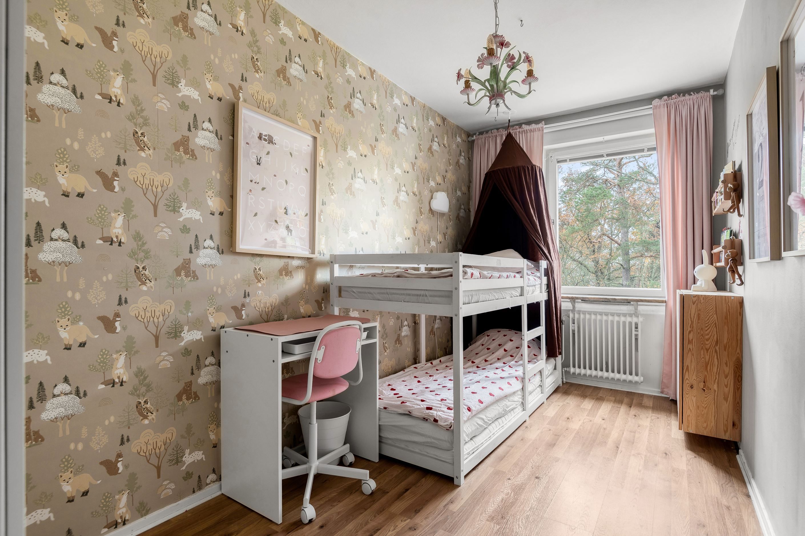 Perfekt sovrum/barnrum beläget mot parken