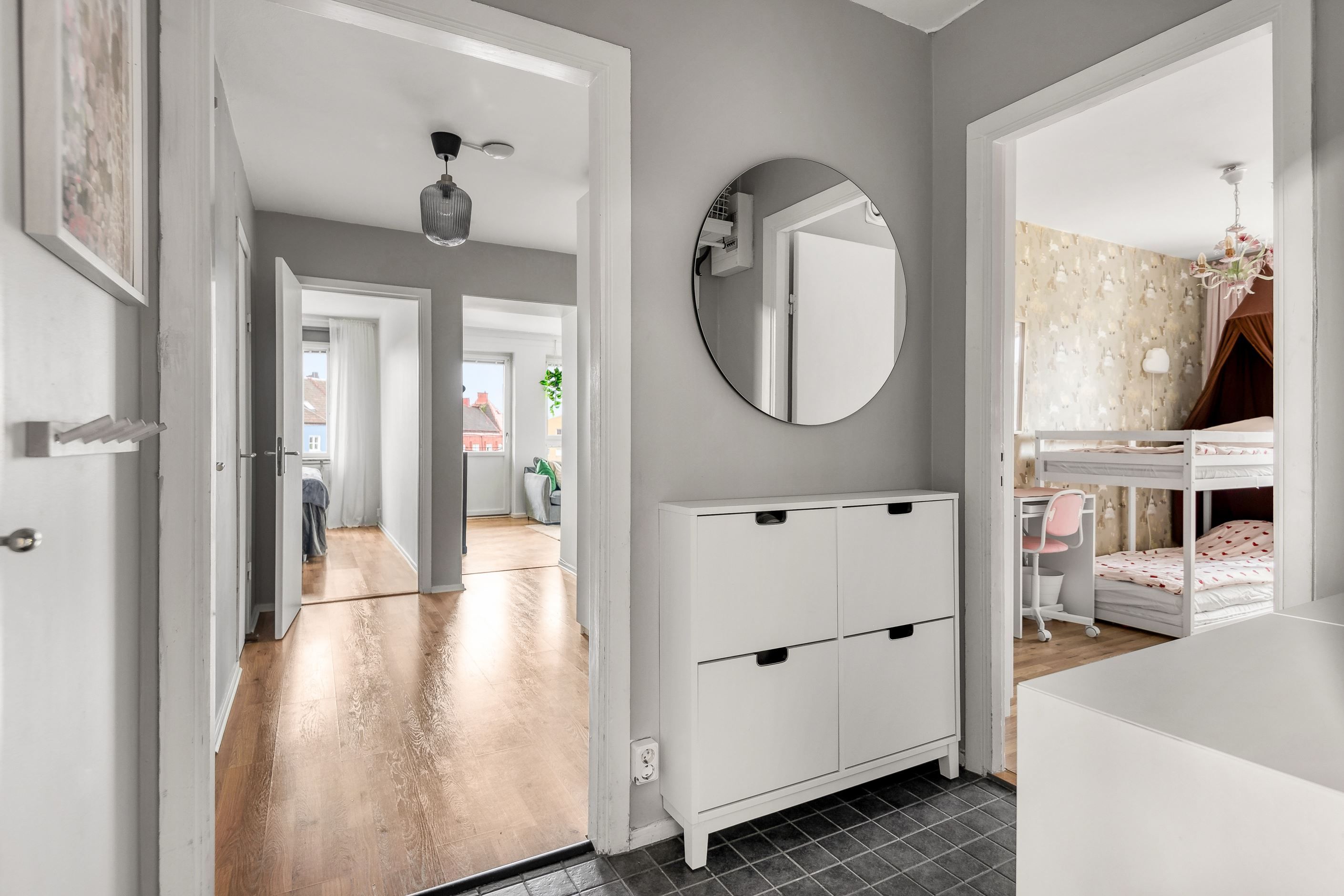 Yttre hall med klinkers och plats för skoskåp och hatthylla