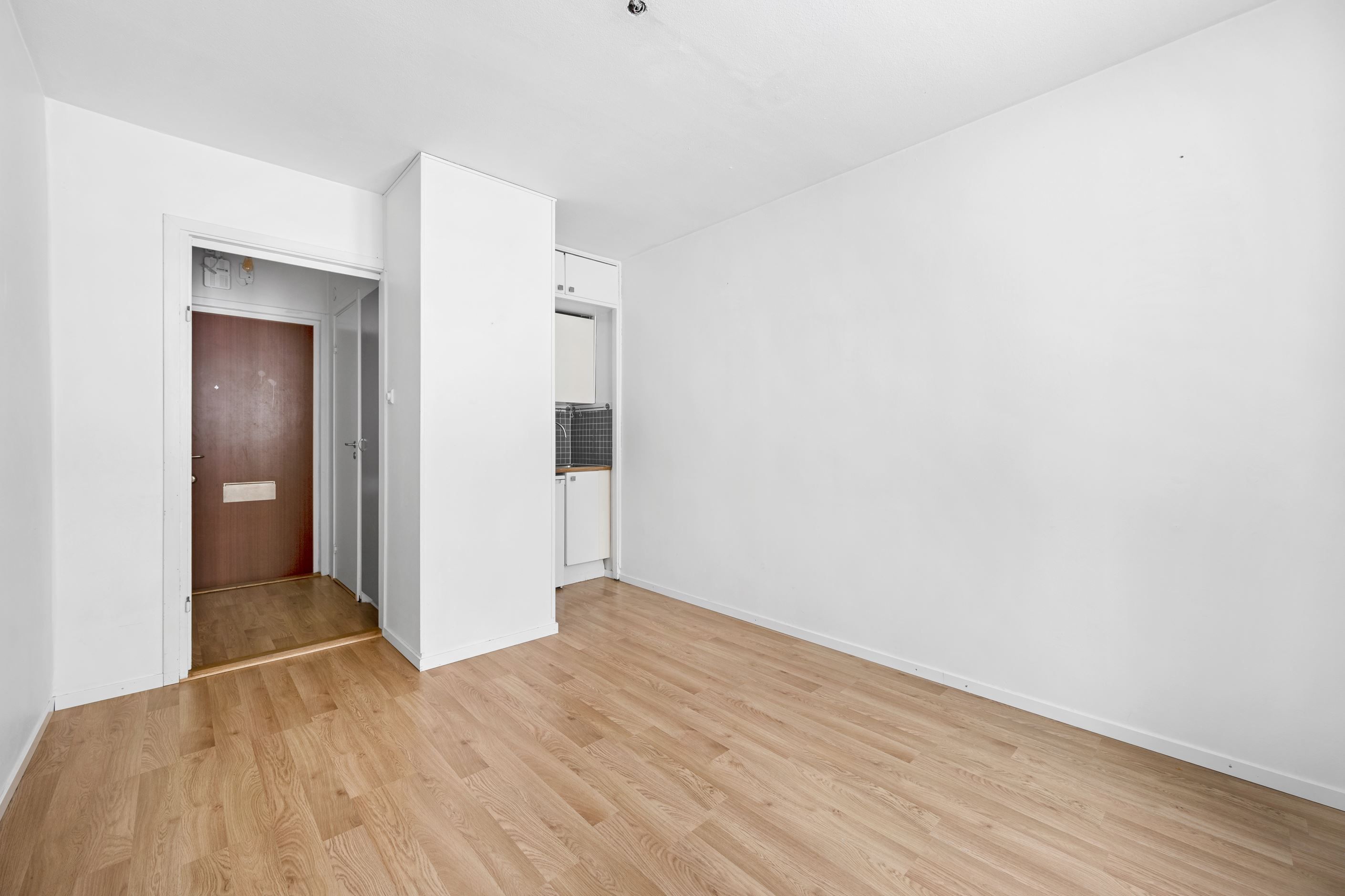 Hall med garderob och säkerhetsdörr