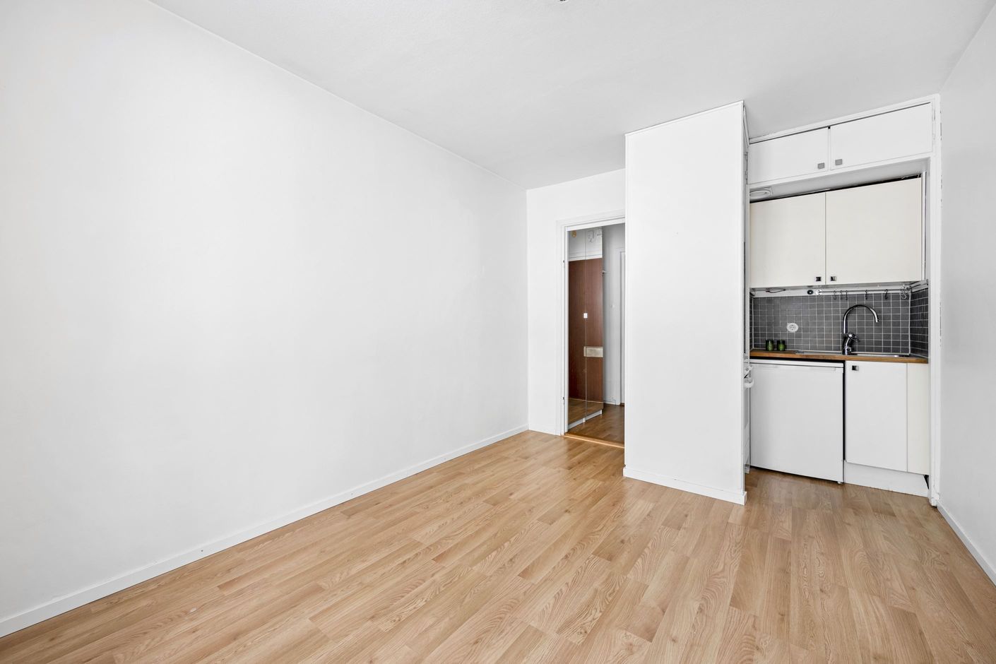 Rum mot pentry och hall