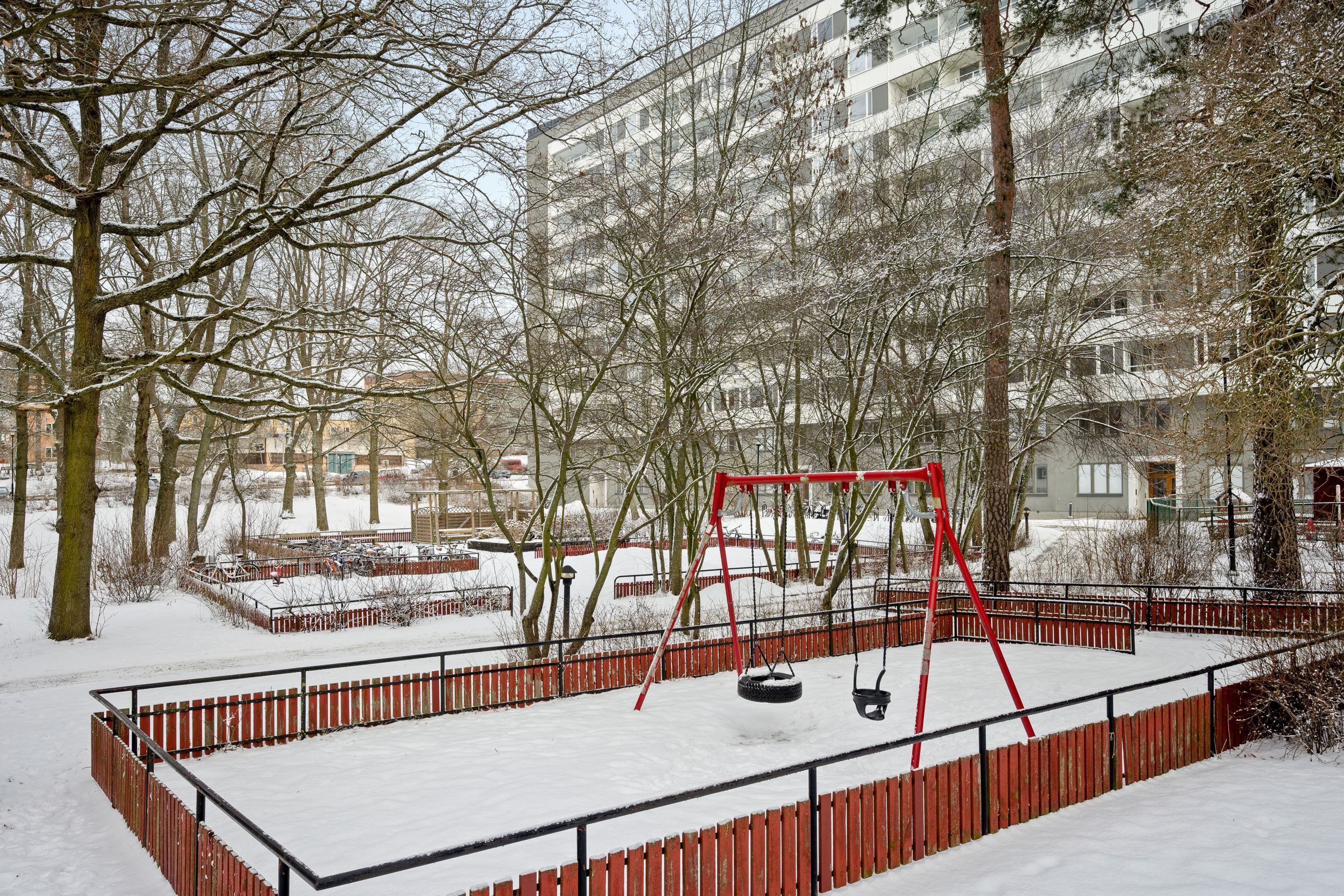 Föreningens lekplats och gård mellan husen