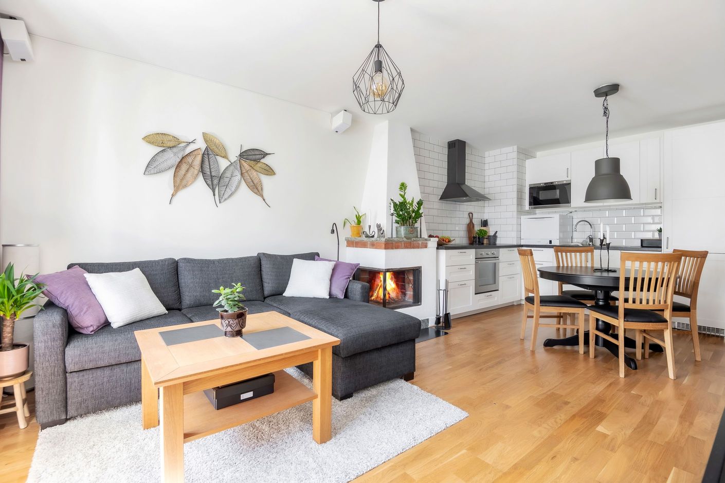 Smakfullt kök och matplats bredvid