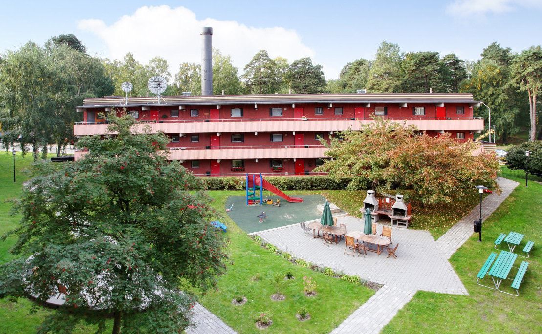 Föreningens gård med grillplats och utemöbler