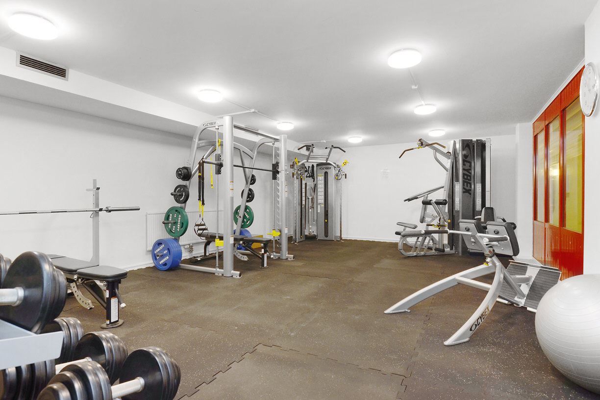 God standard med vikter och maskiner i gymmet