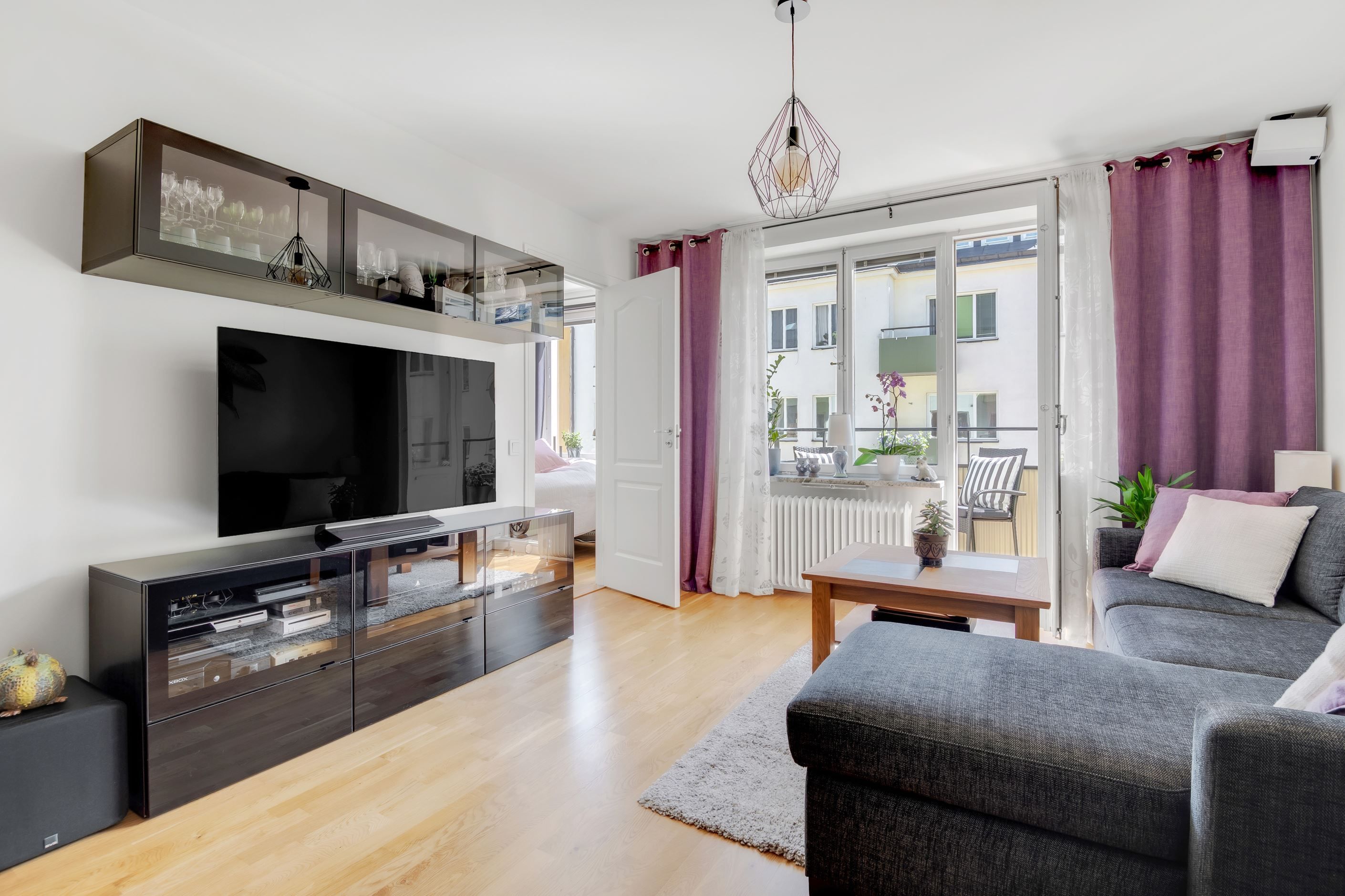 Lättmöblerat vardagsrum med plats för stor TV-möbel