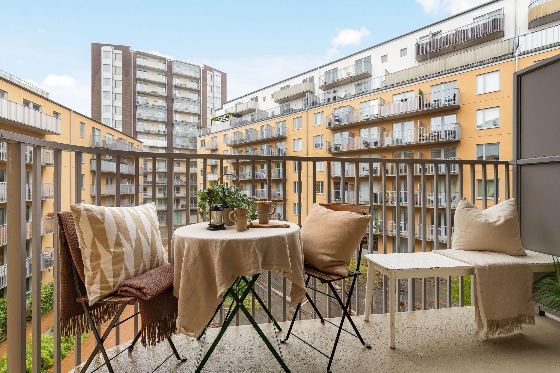 Balkong i solläge mot lugn innergård
