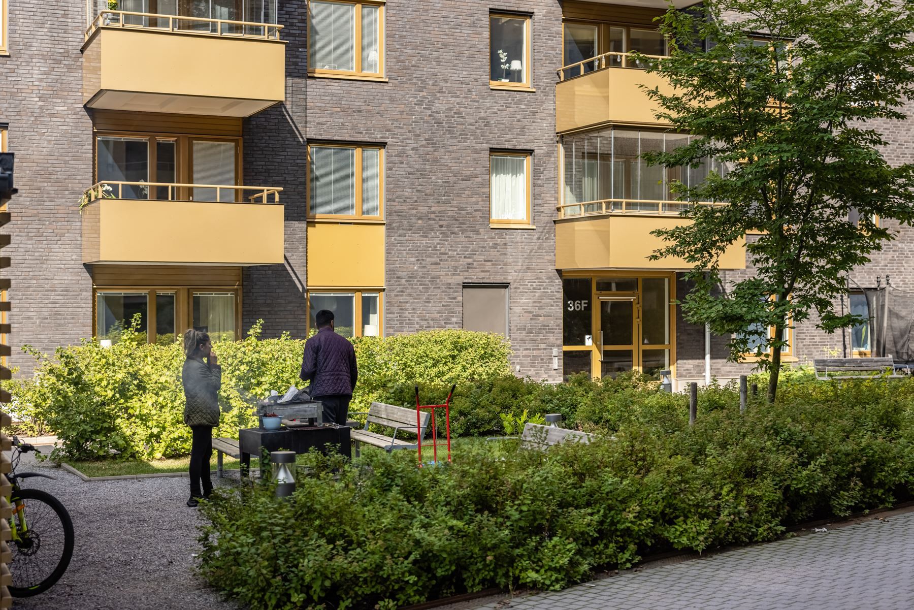Grillmöjligheter i mysiga innergården (sommarbild)