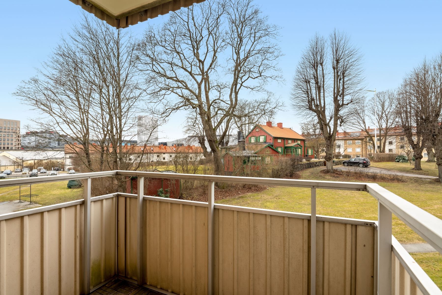 Balkong mot grönska i sydväst läge