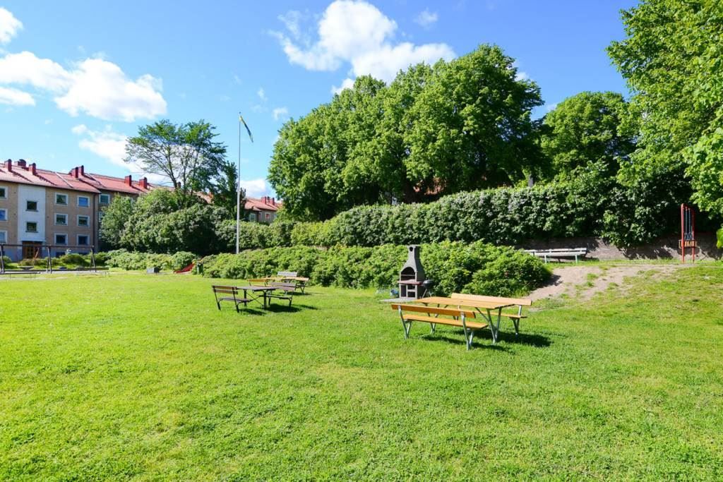 Lekplats och gräsytor bakom huset