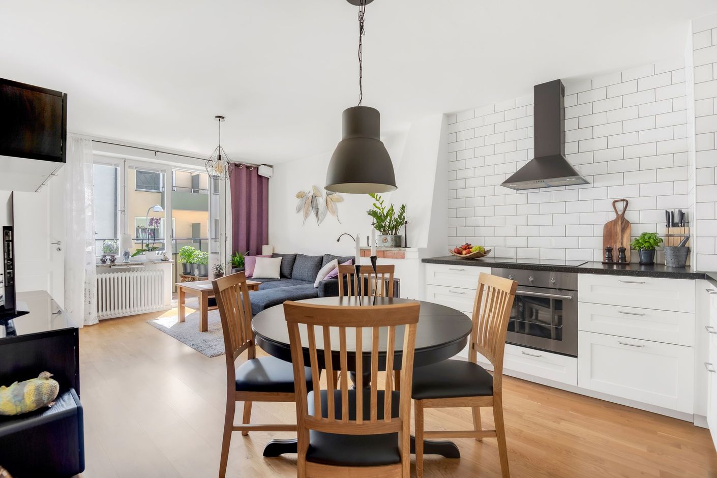 Rum med plats för både stort matbord och soffhörna