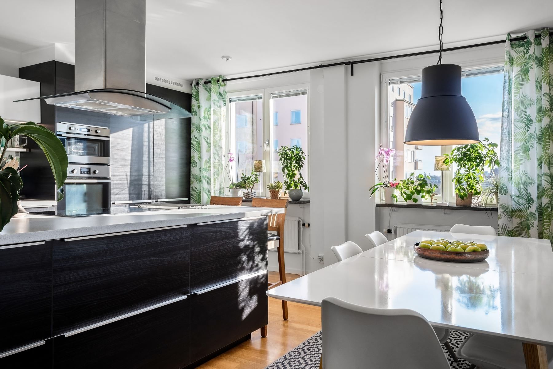 Modernt kök med köksö