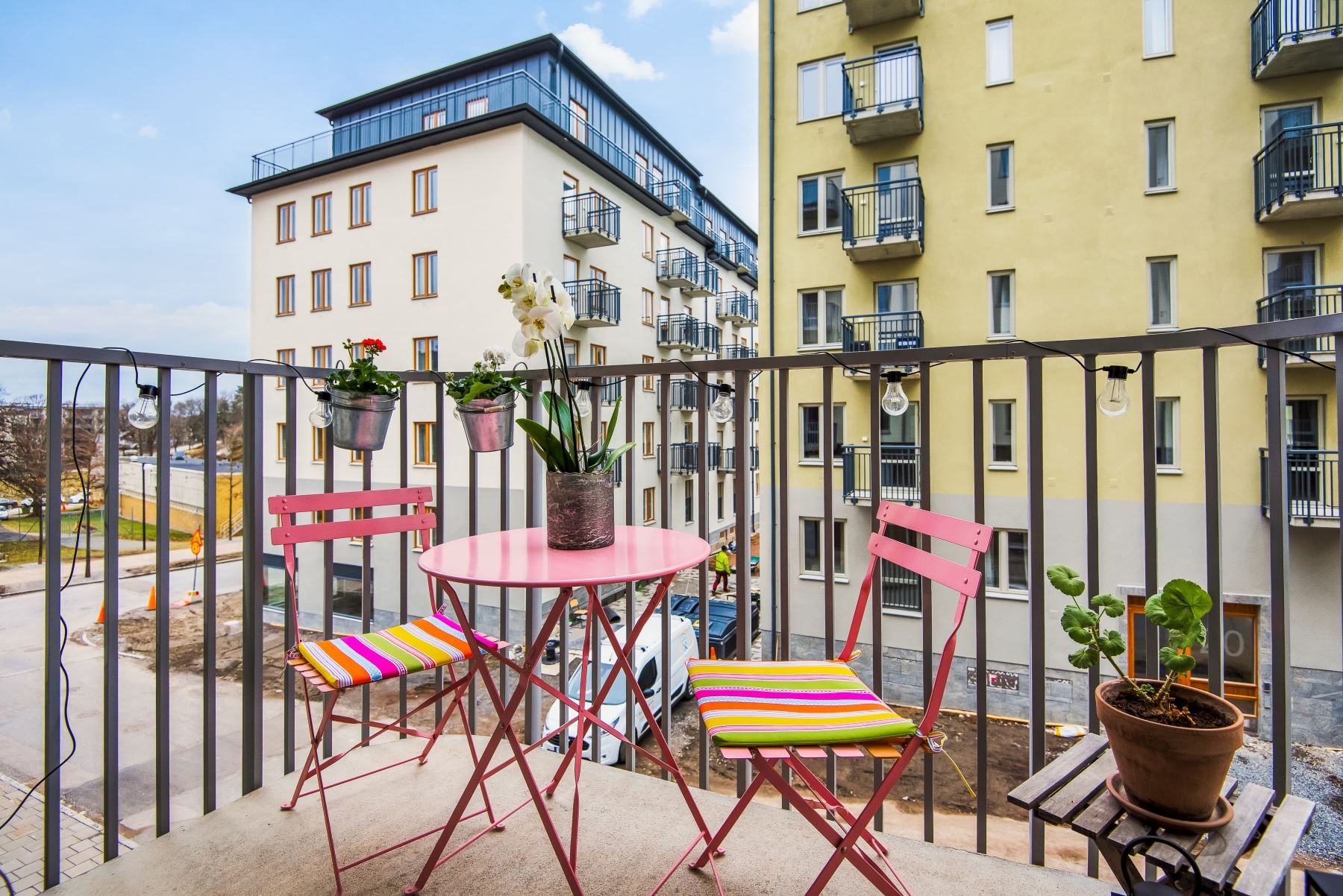 Balkong med plats för utemöbler