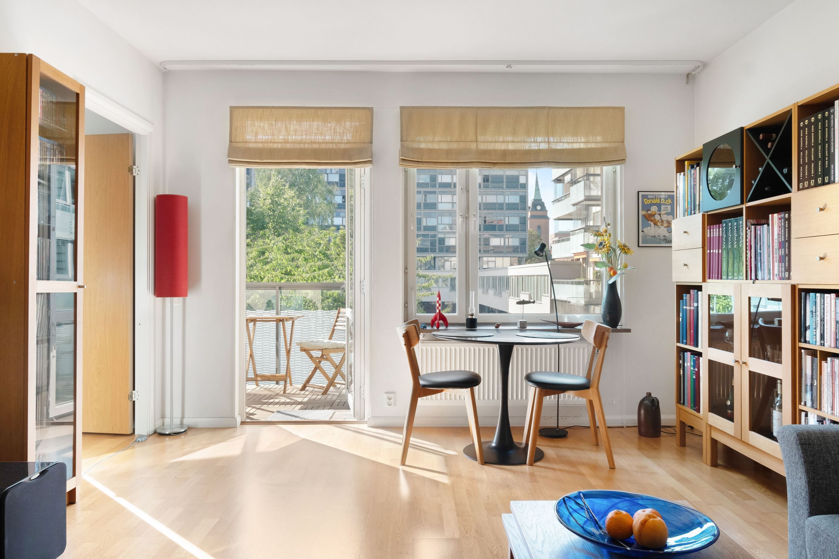 Generösa fönsterpartier i lägenheten