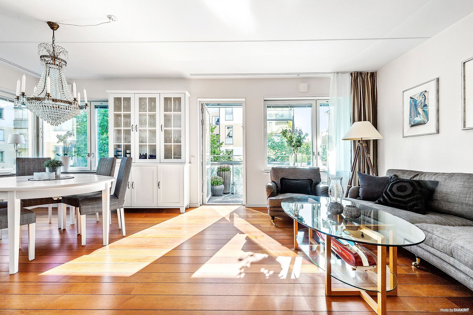 Strålande ljus hörnlägenhet