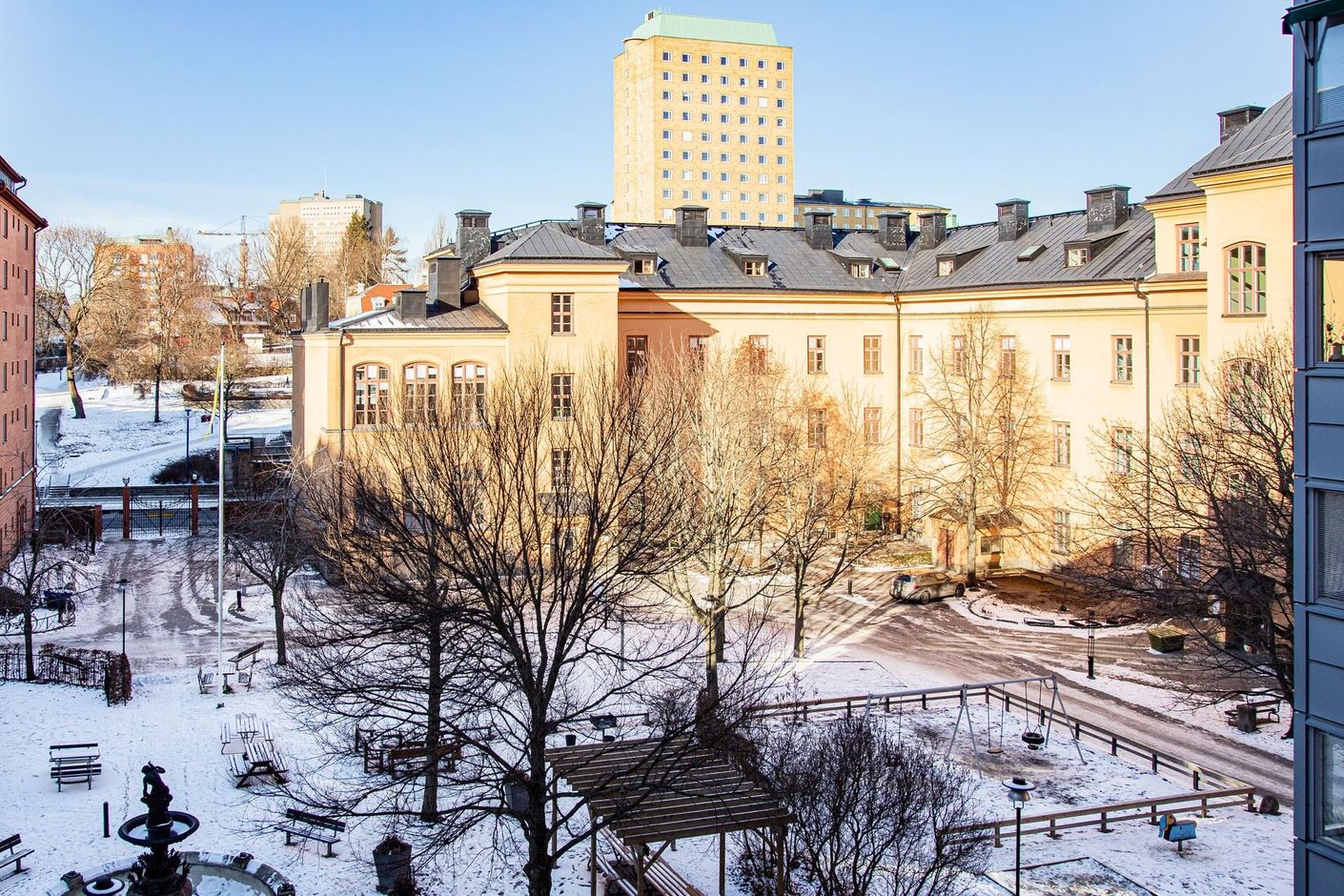 Fri utsikt även åt båda hållen - här mot föreningens vackra gård med fontän, flaggstång etc