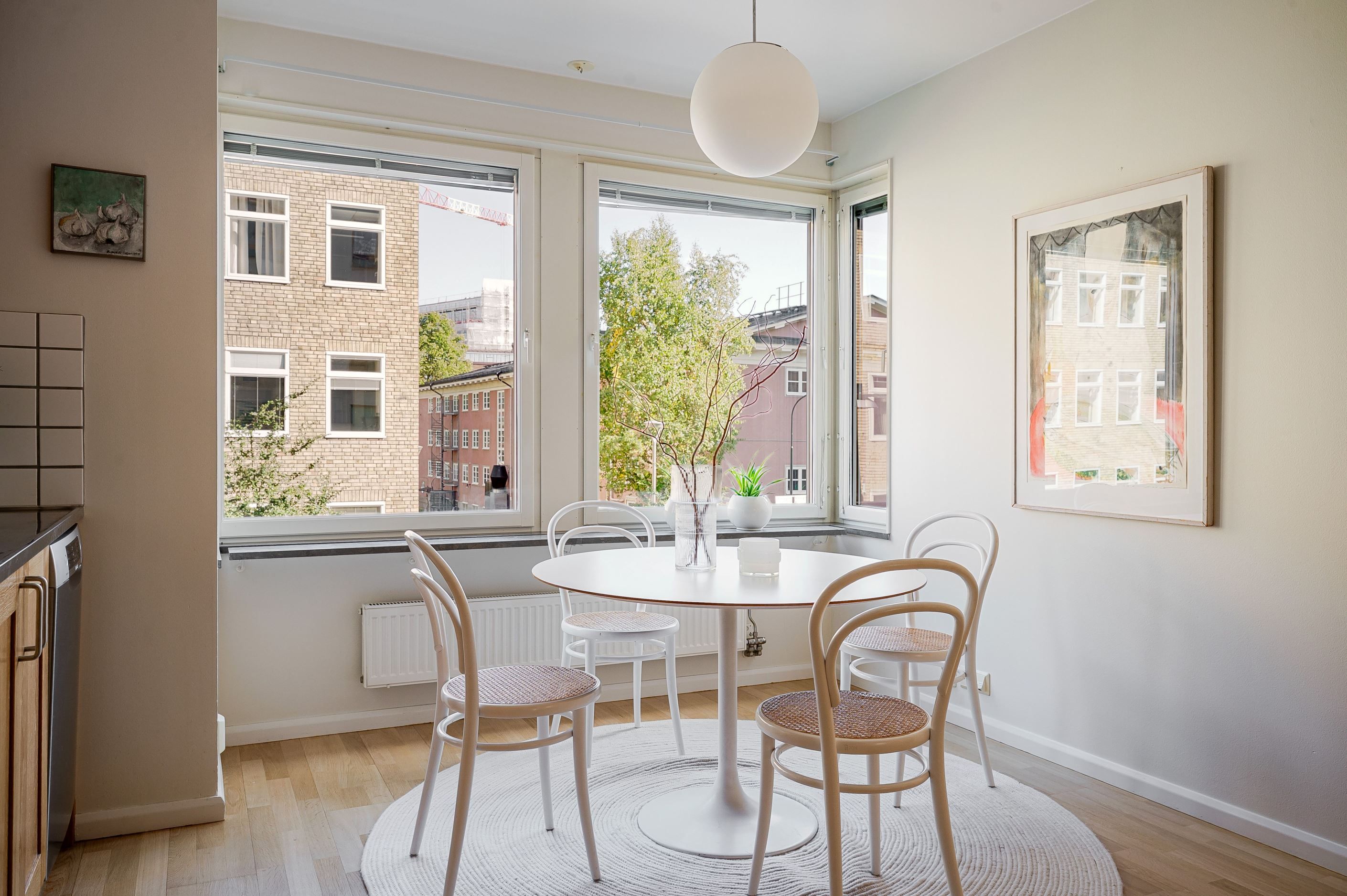Rymligt kök med matplats invid burspråket
