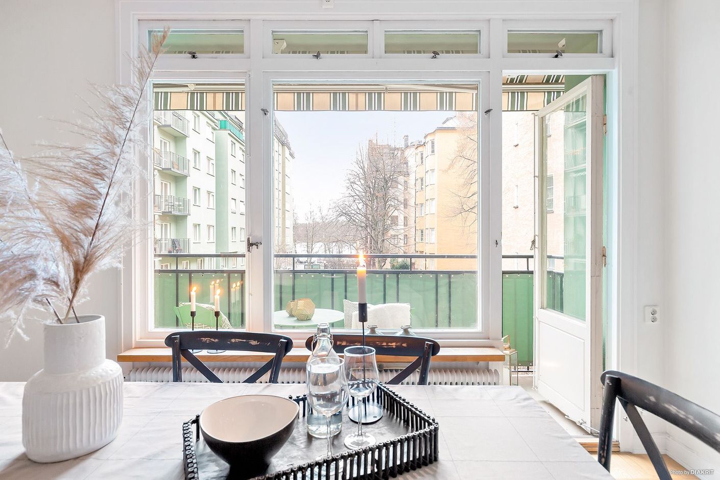 Vackert, tidstypiskt fönsterparti