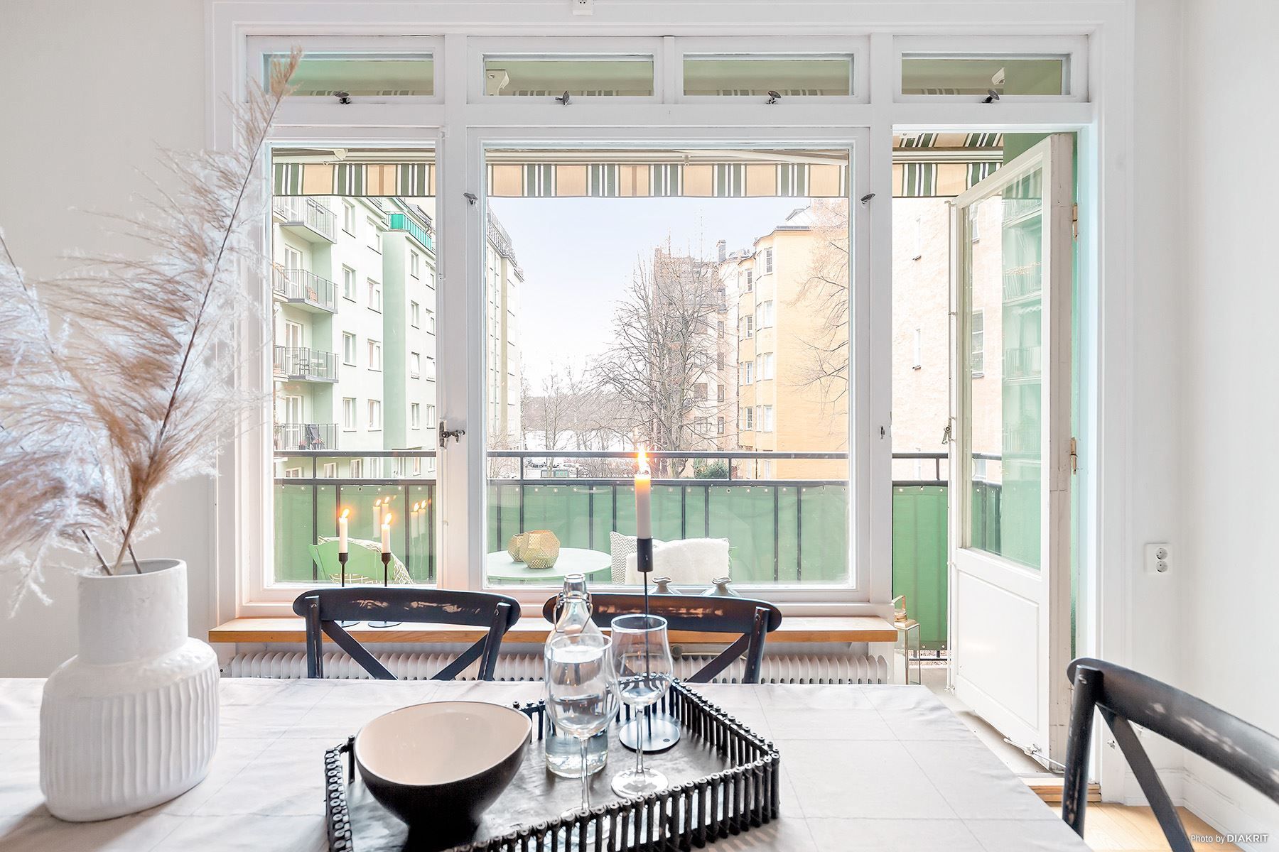 Vackert, tidstypiskt fönsterparti