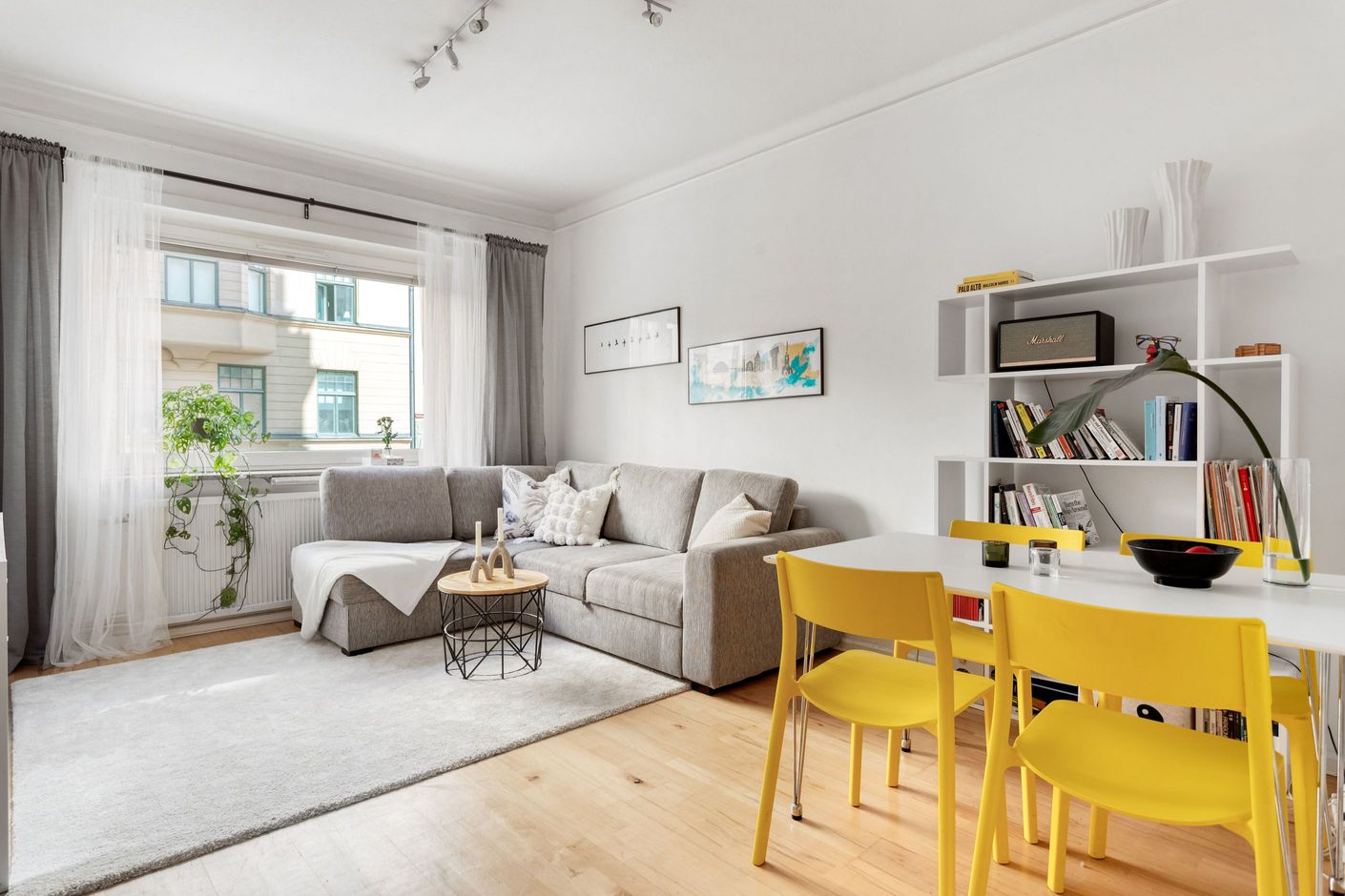 Ljust lättmöblerat vardagsrum