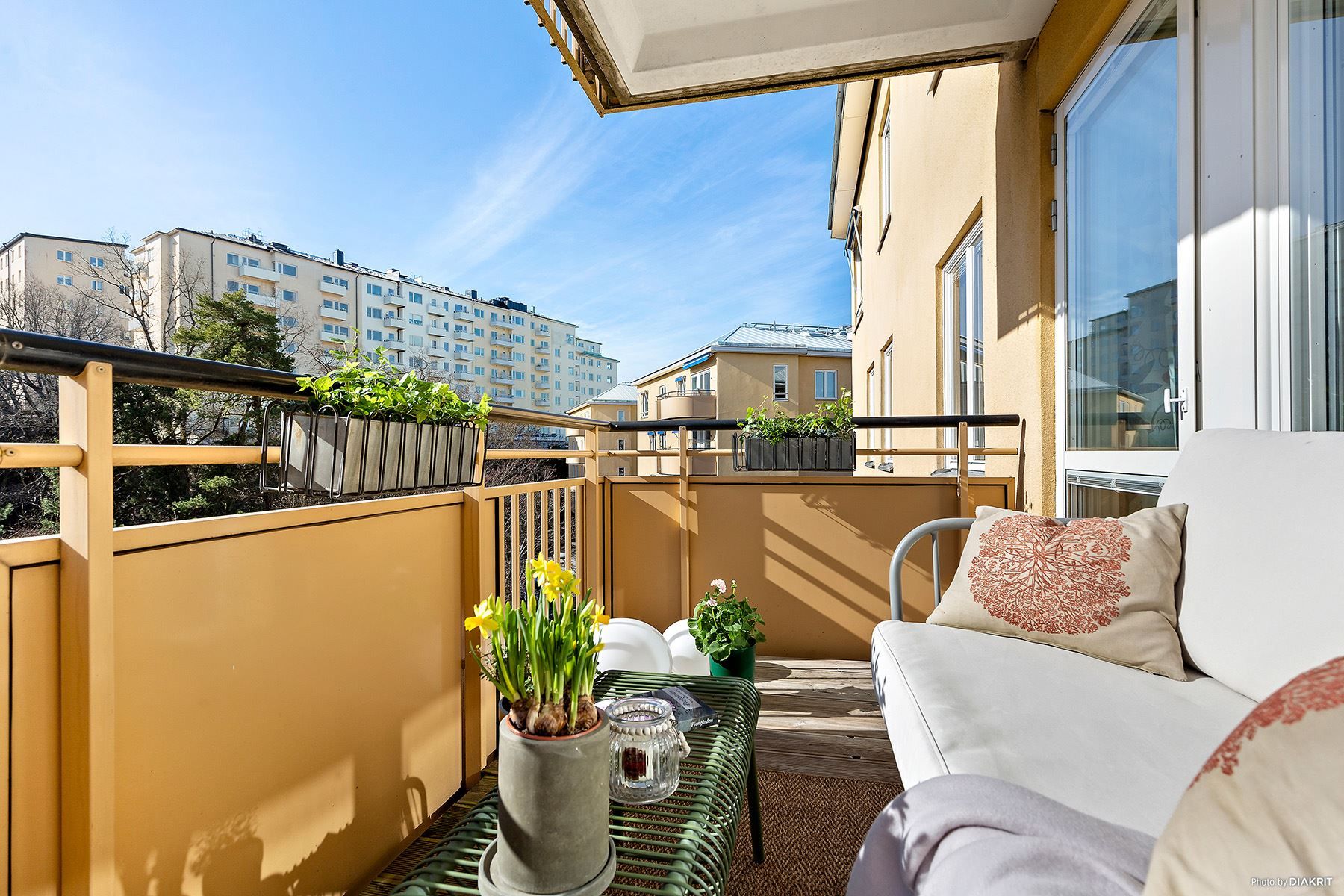 Balkongen ligger i fritt söderläge
