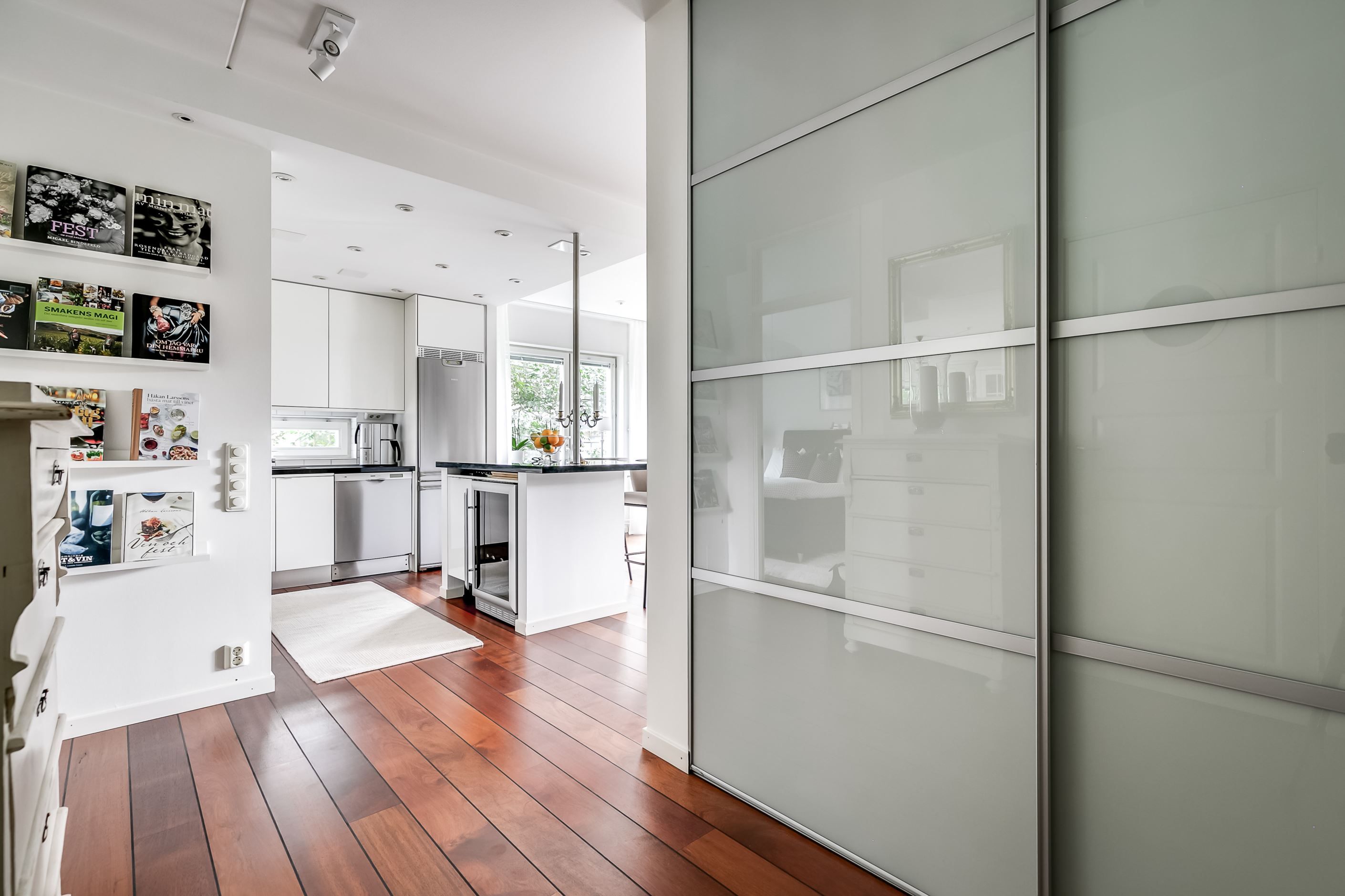 Generös garderobsvägg med skjutdörrar i hallen