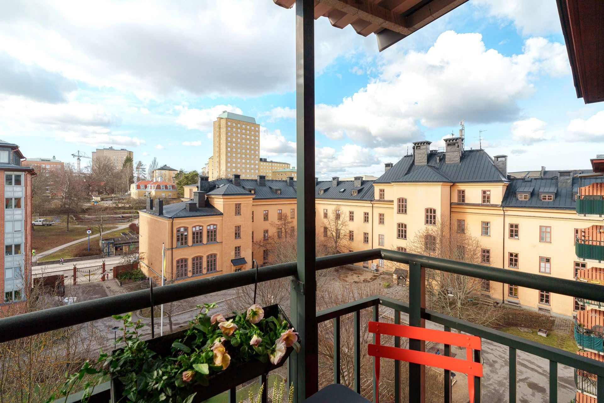 En av lägenhetens två balkonger