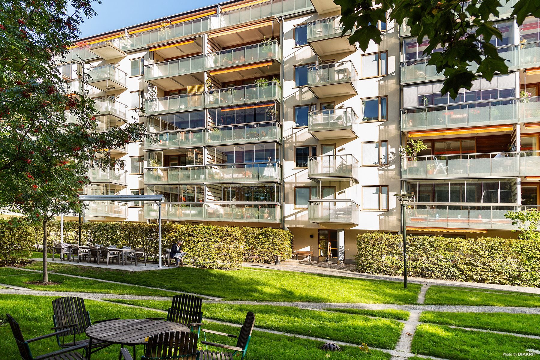 Vy från gården upp mot lägenheten