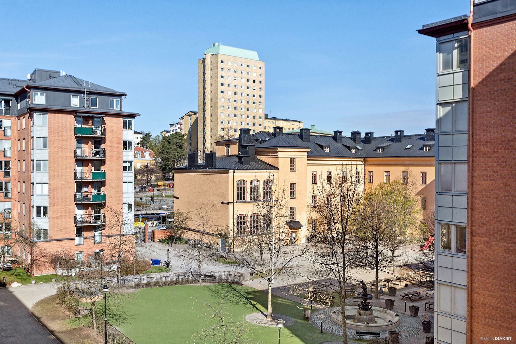 Vy mot föreningens gård med fontän