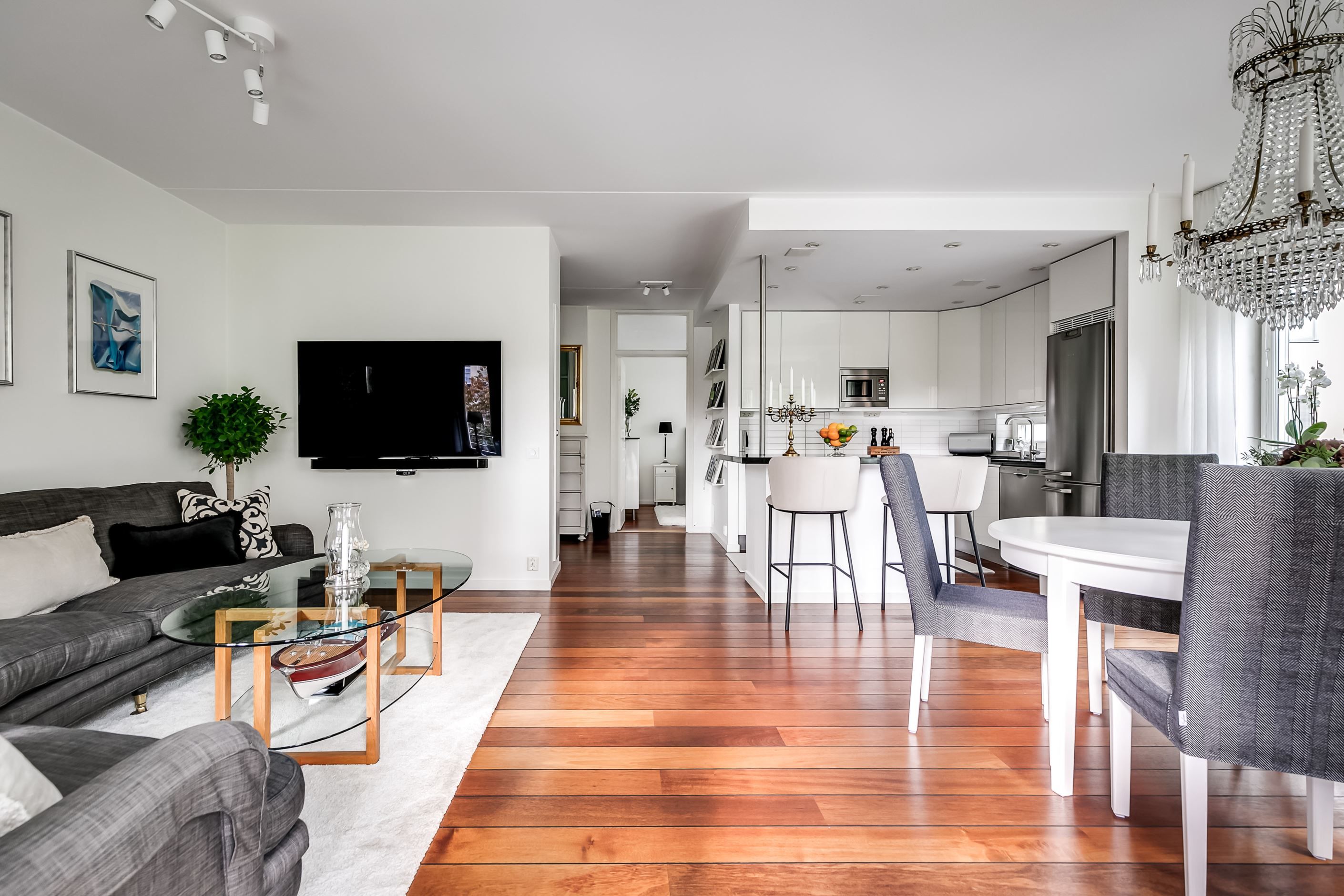 Vy från balkong in till bostaden