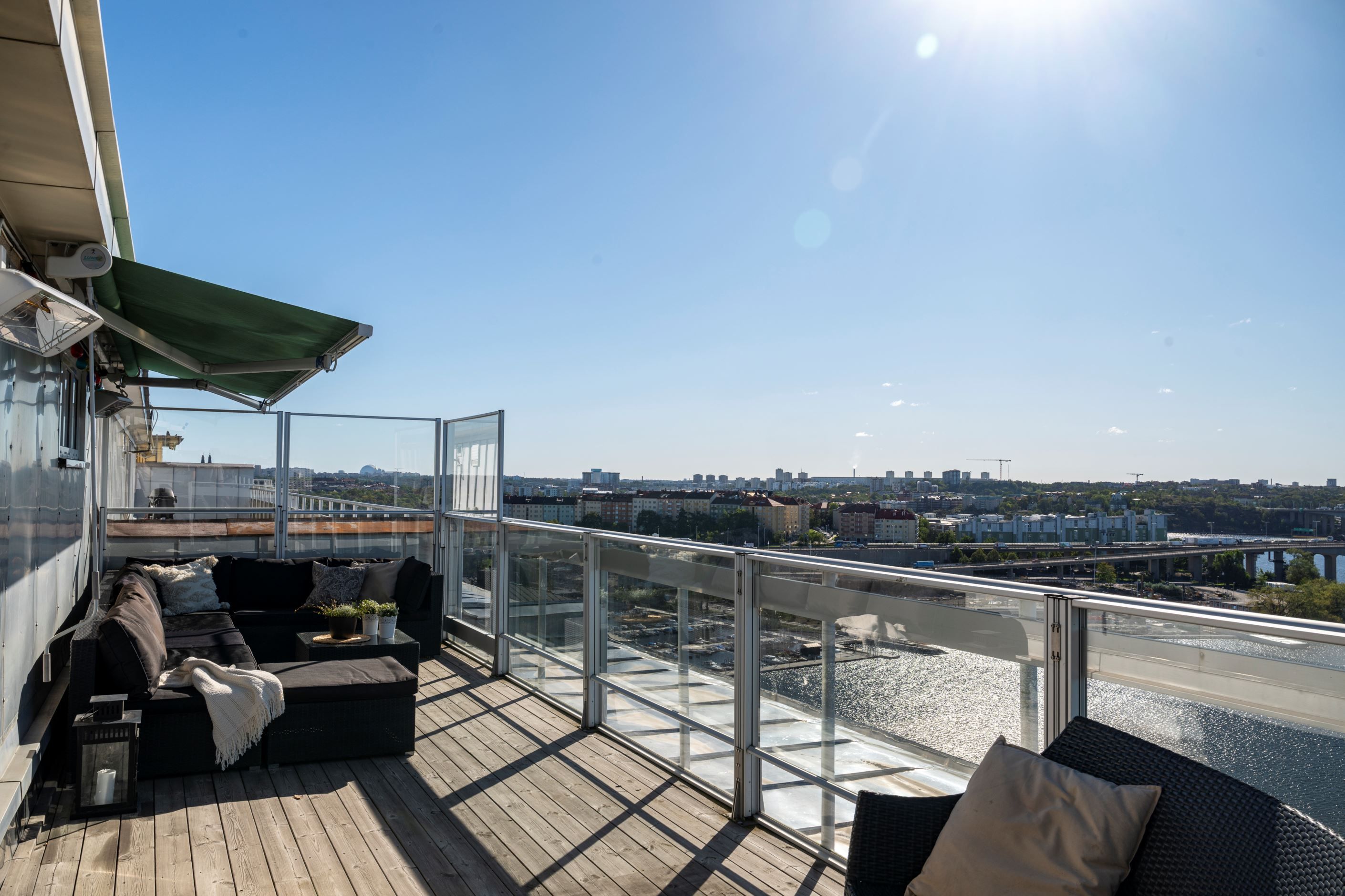 Föreningens generösa takterrass med loungemöbler