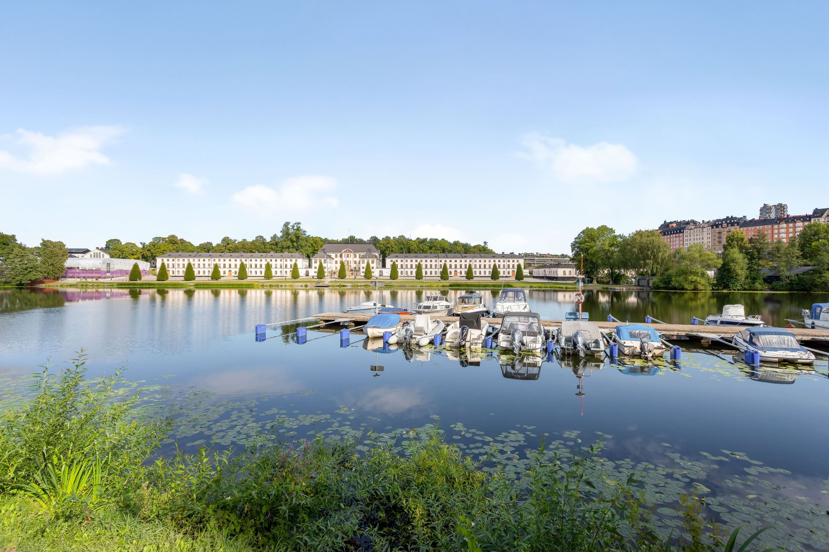 Vy mot Kungsholms slott från porten
