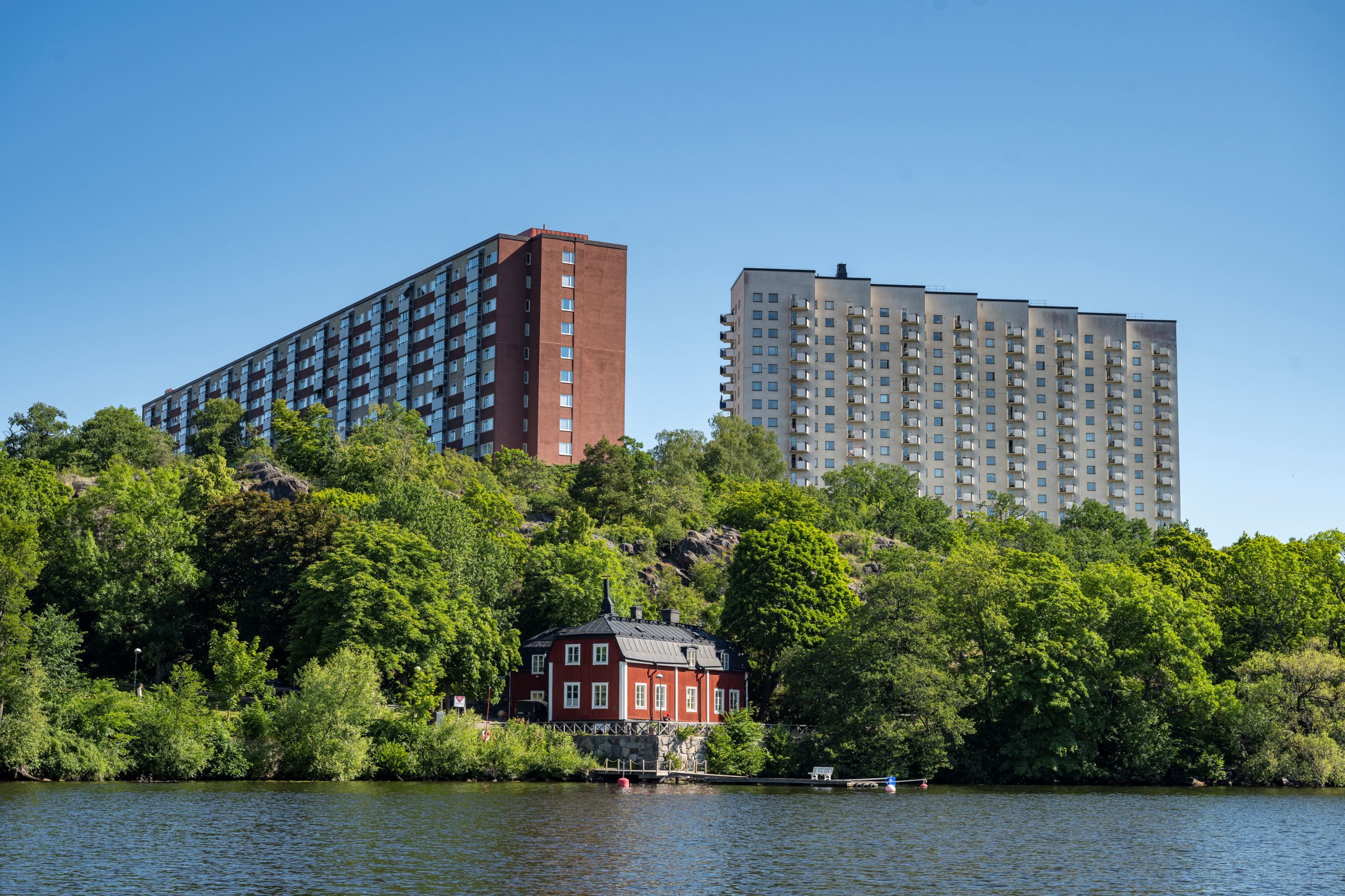 Huset sett ifrån vattnet