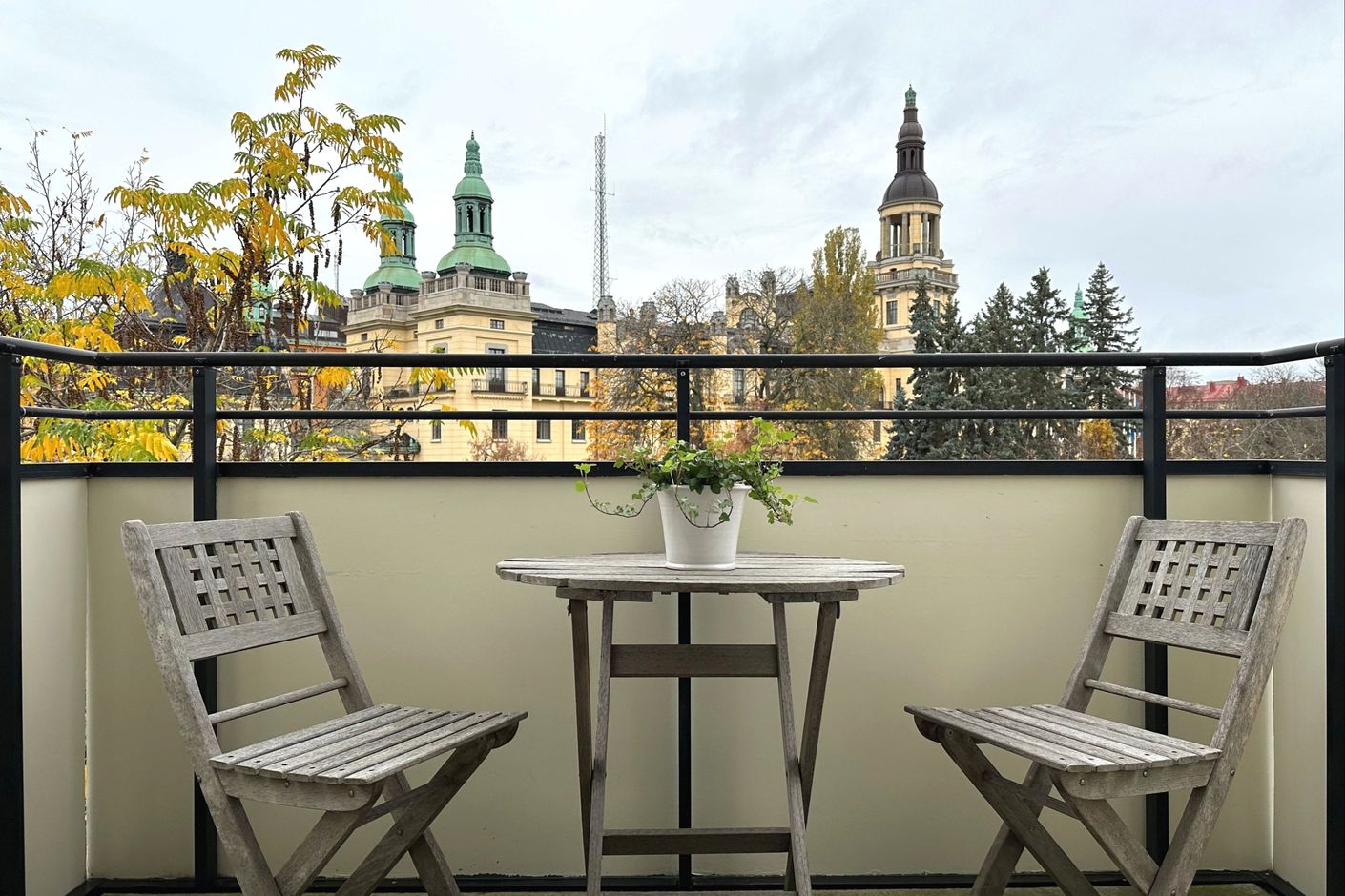 En av lägenhetens balkonger