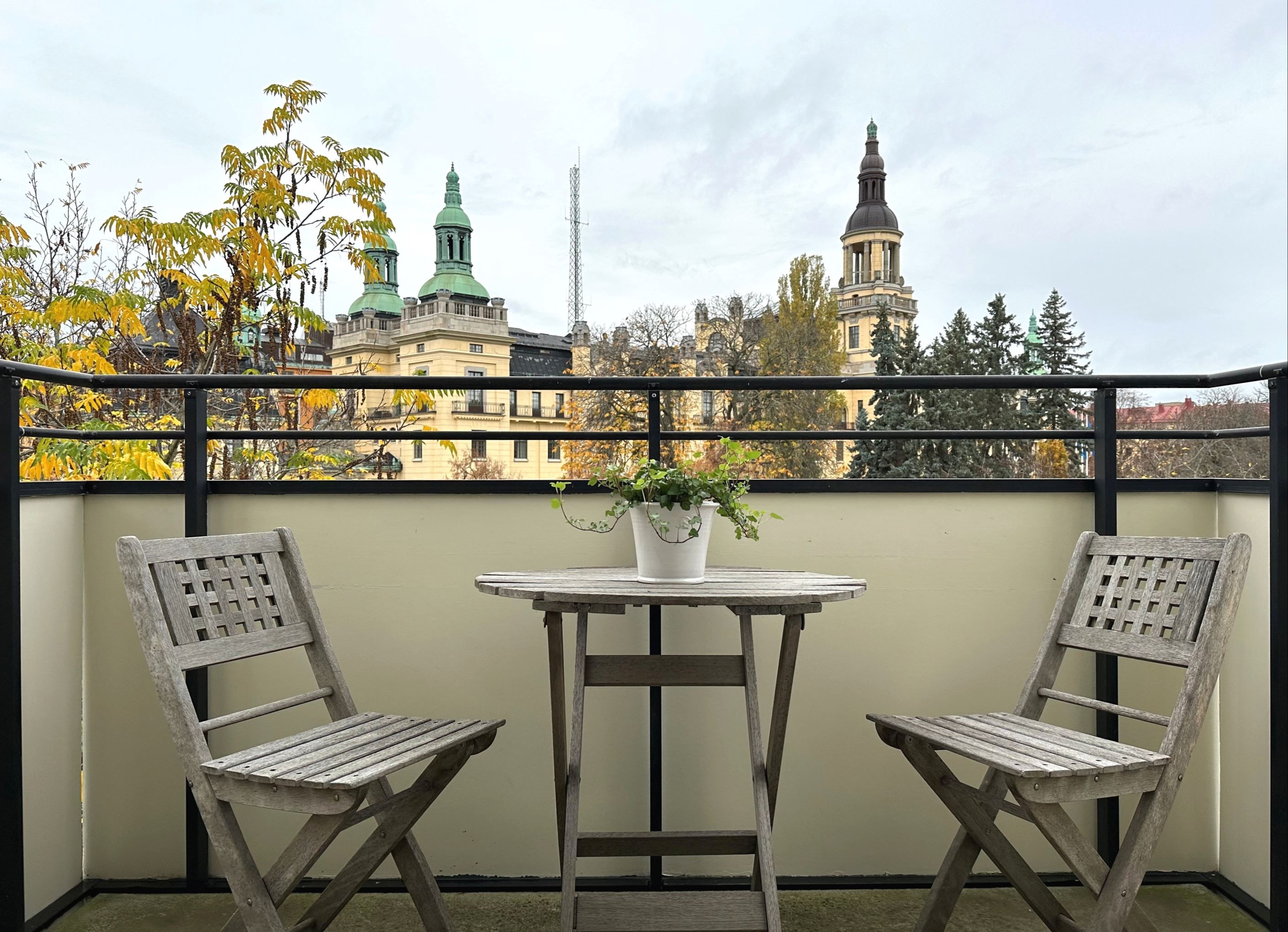 En av lägenhetens balkonger