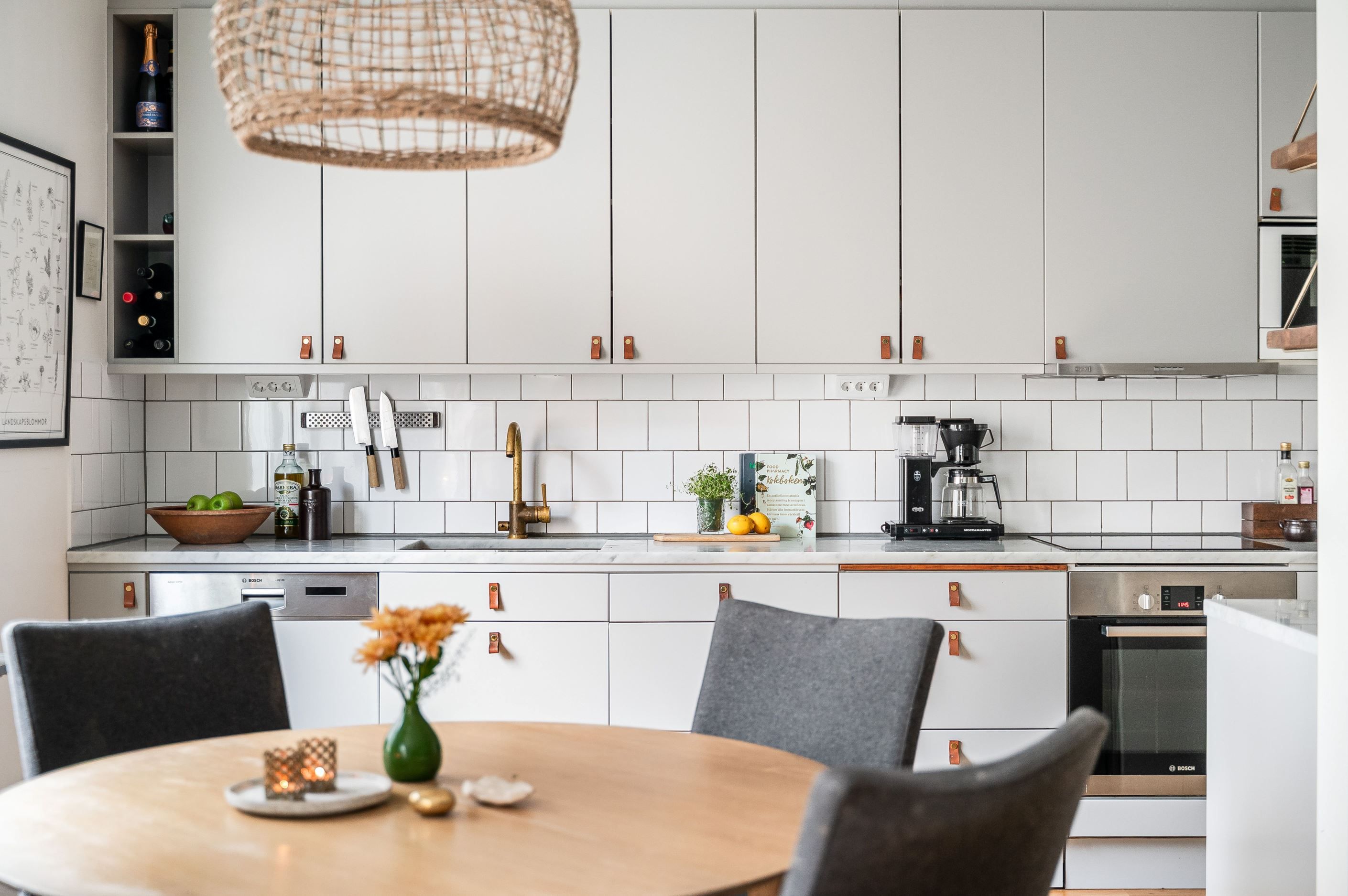 Modernt kök med lagom öppen planlösning mot v-rum