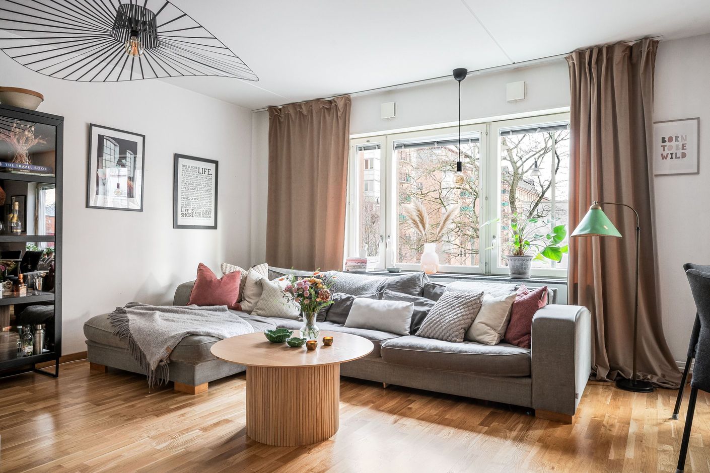 Lättmöblerade rum och generösa fönsterpartier