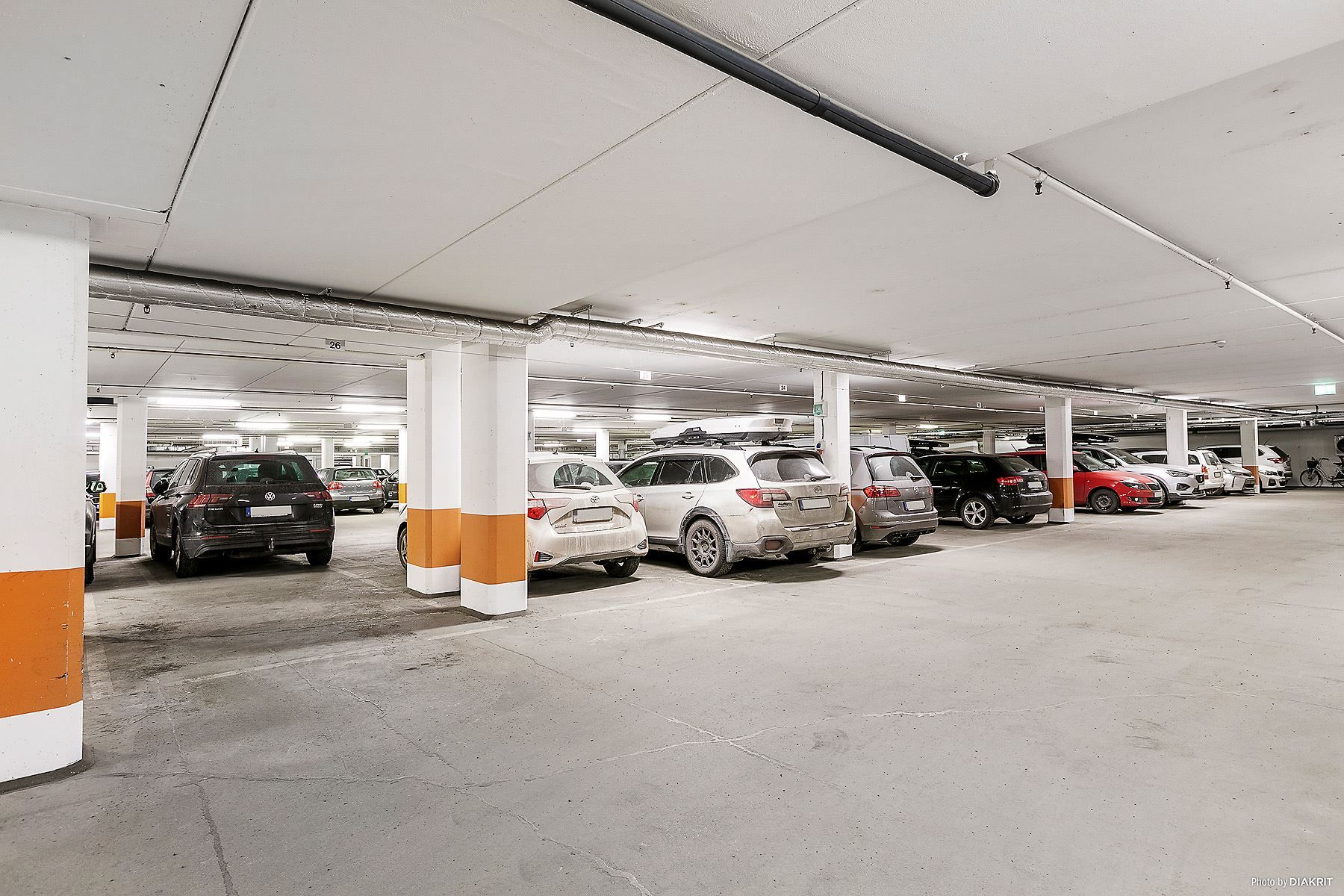 Garaget nås via hissen och det finns bra möjlighet till plats