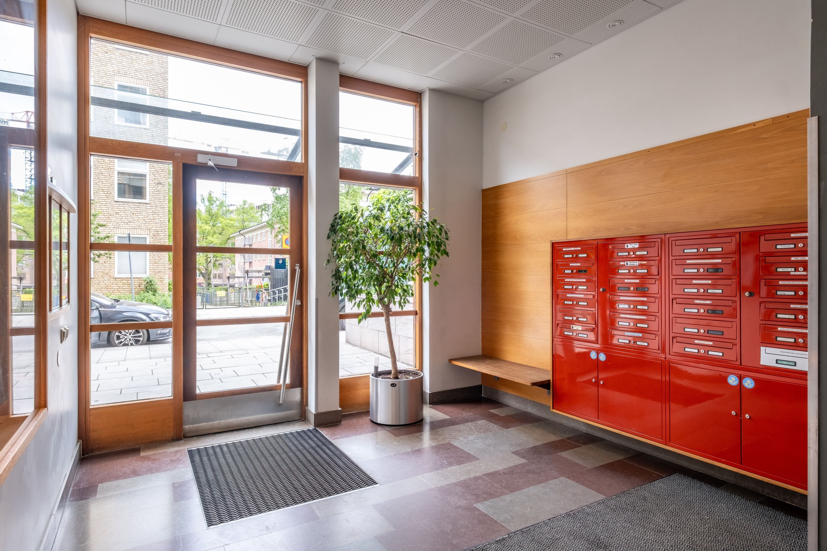 Kalkstensklädda golv och tjusiga fönsterpartier