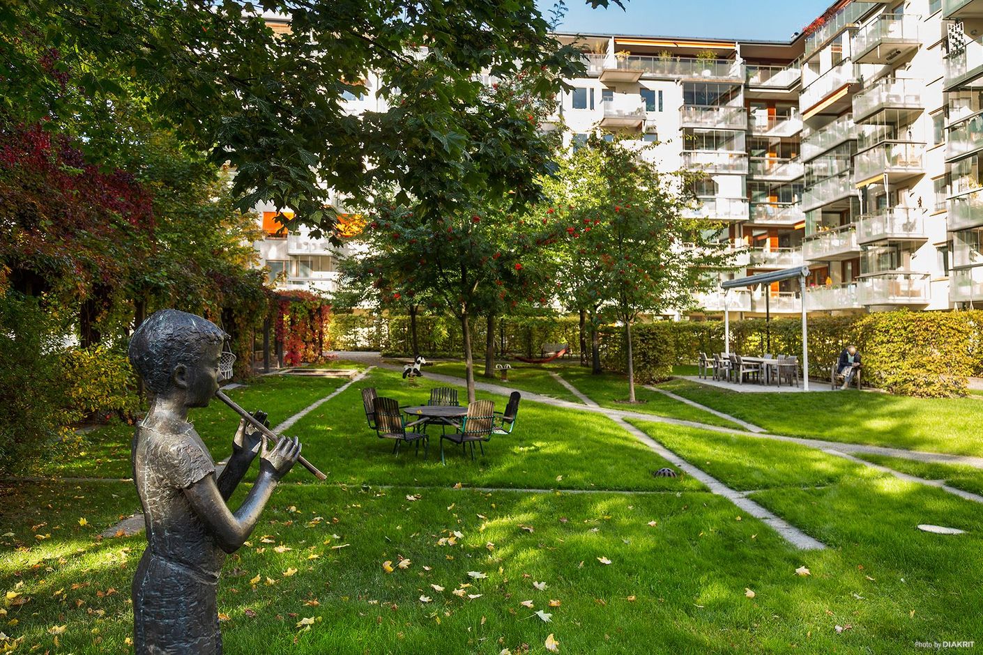 Staty av vallgossen som spelar (Brf Vallgossen)