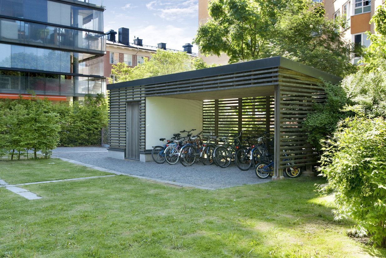 En av många ställen för cykelförvaring - denna på gården