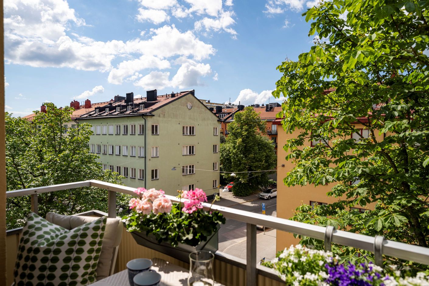 Lägenhetens ena balkong under sommartid.