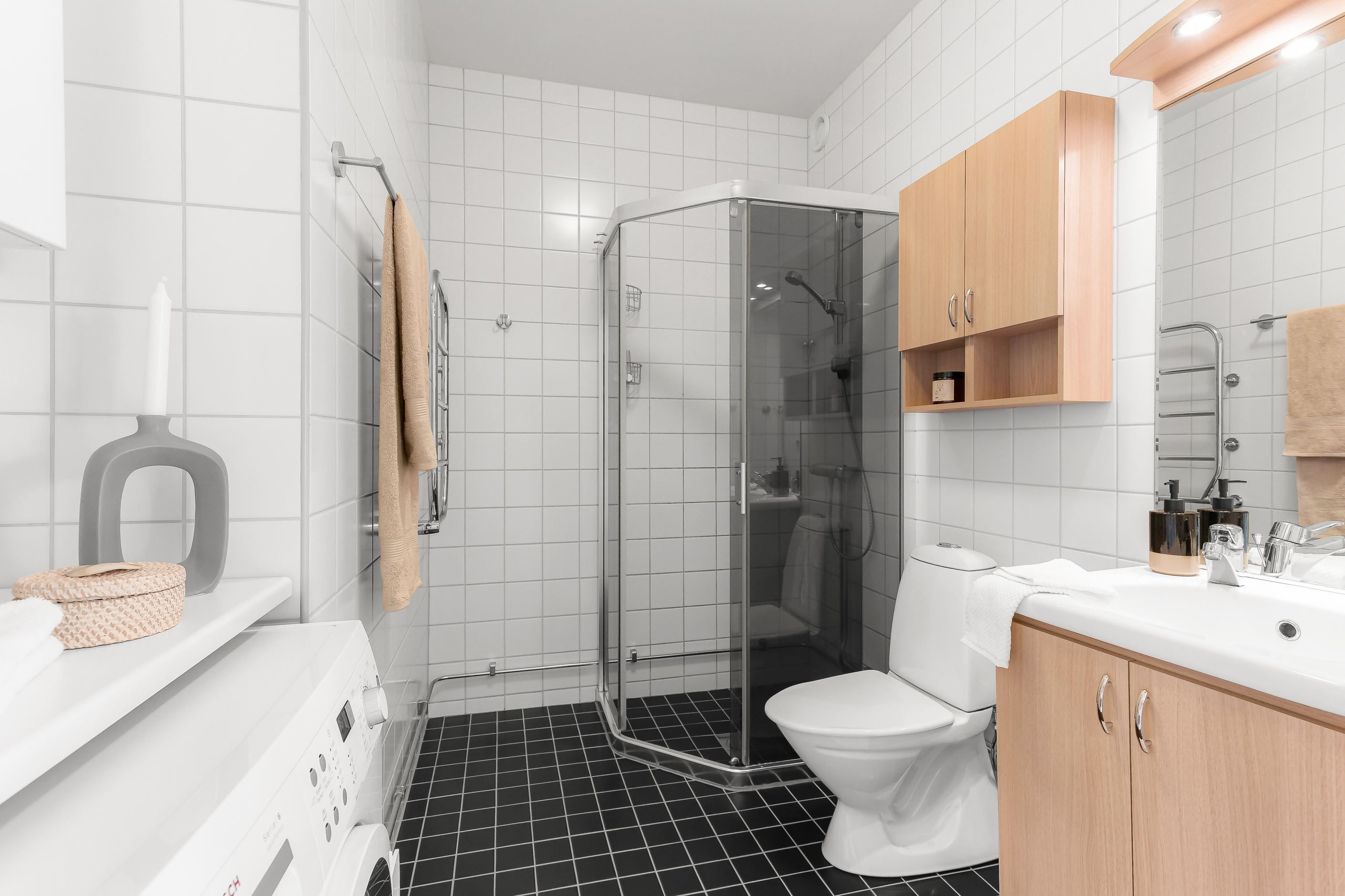 Generöst badrum med tvättmaskin