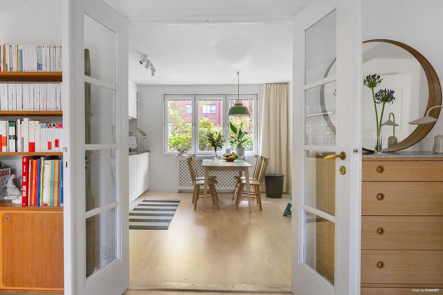 Från vardagsrummet nås köket