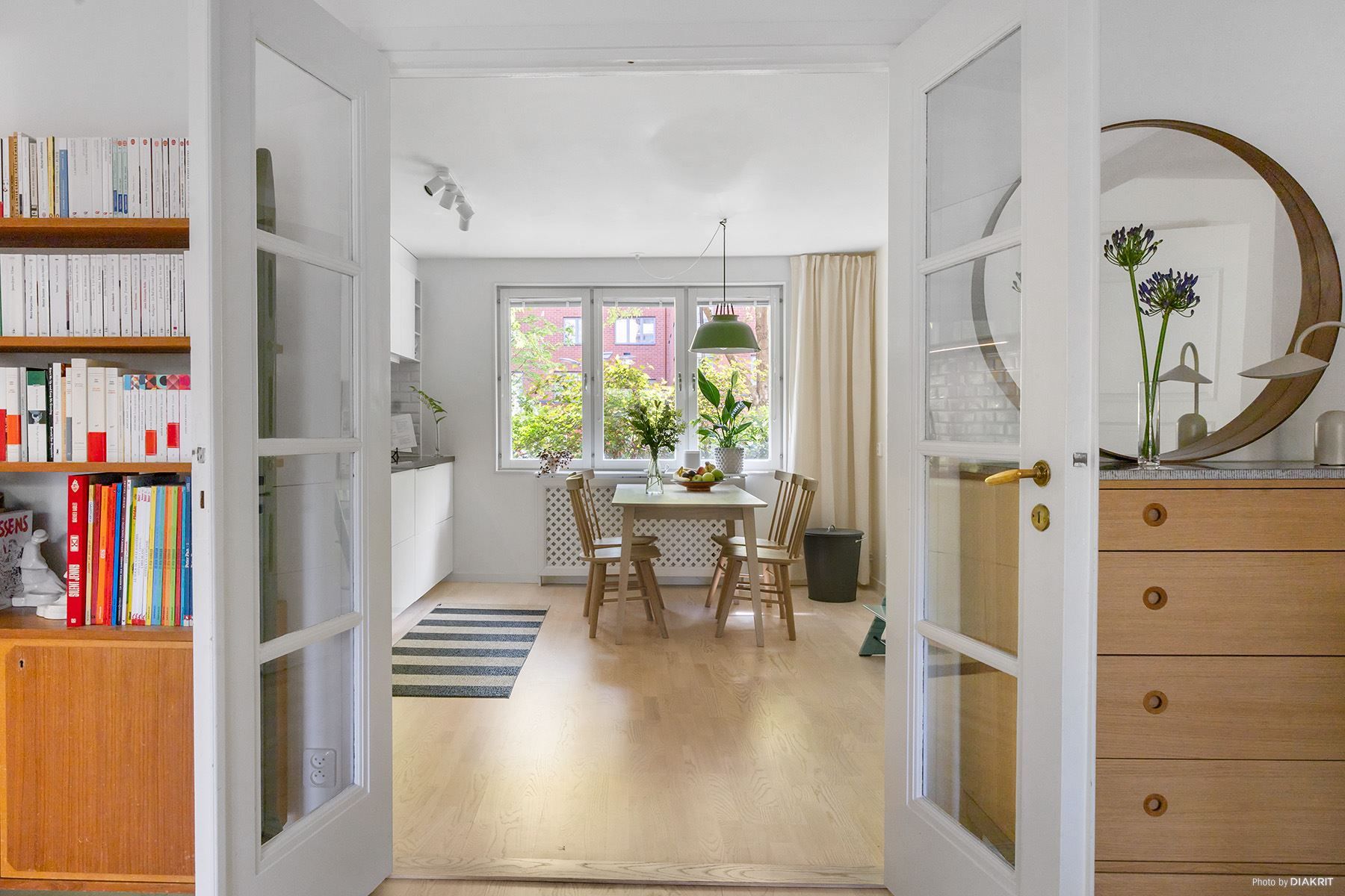Från vardagsrummet nås köket