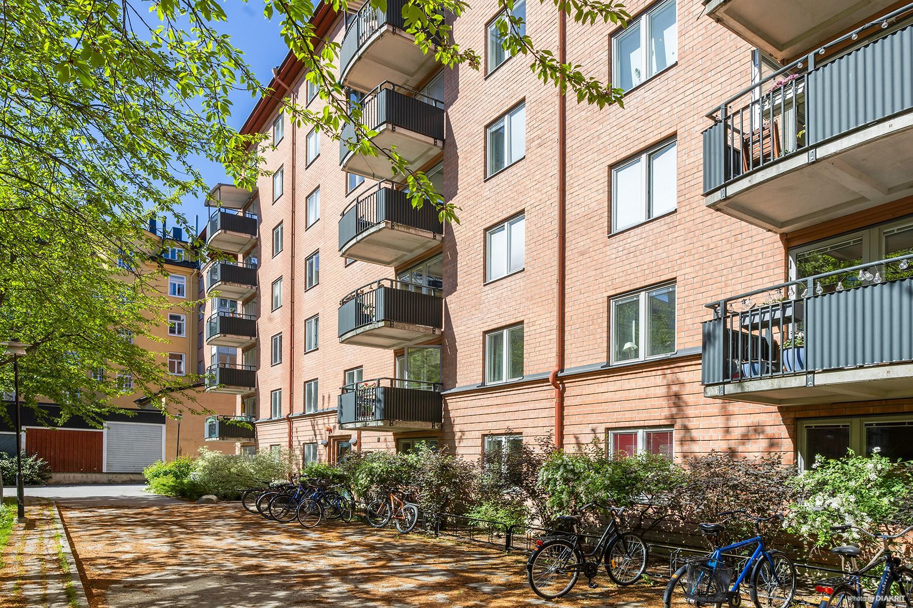 Lägenheten ligger i huset på innergården